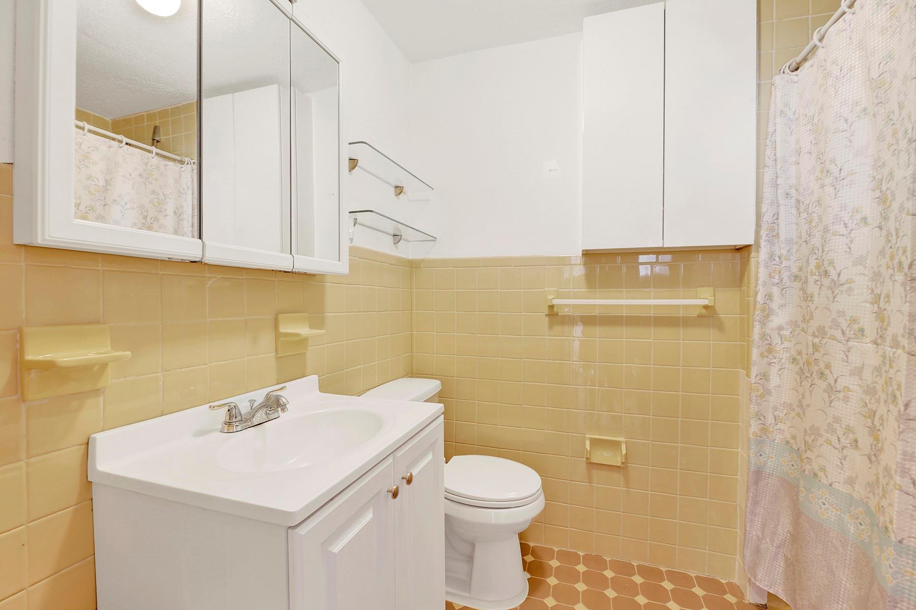 68-21 75 Street, Middle Village, NY 11379