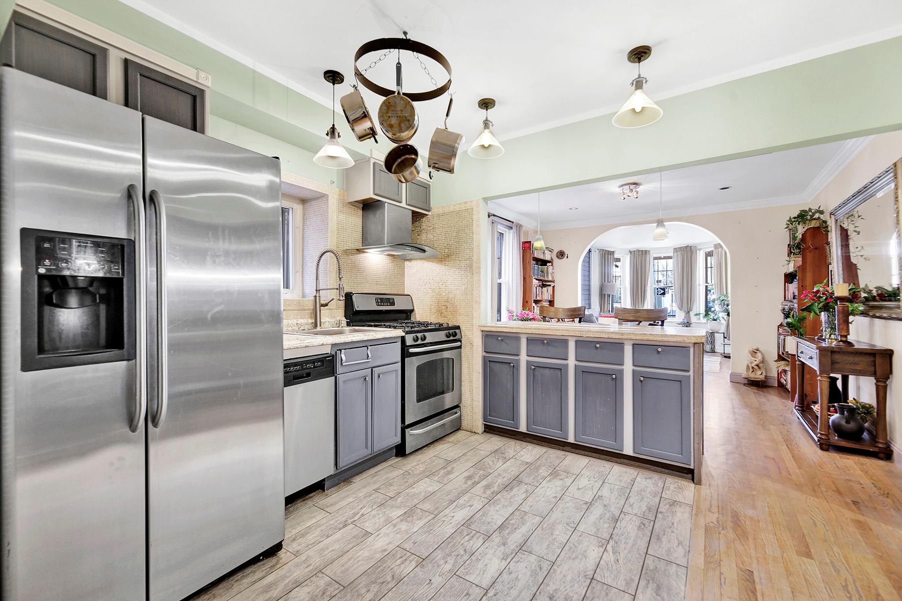 68-21 75 Street, Middle Village, NY 11379