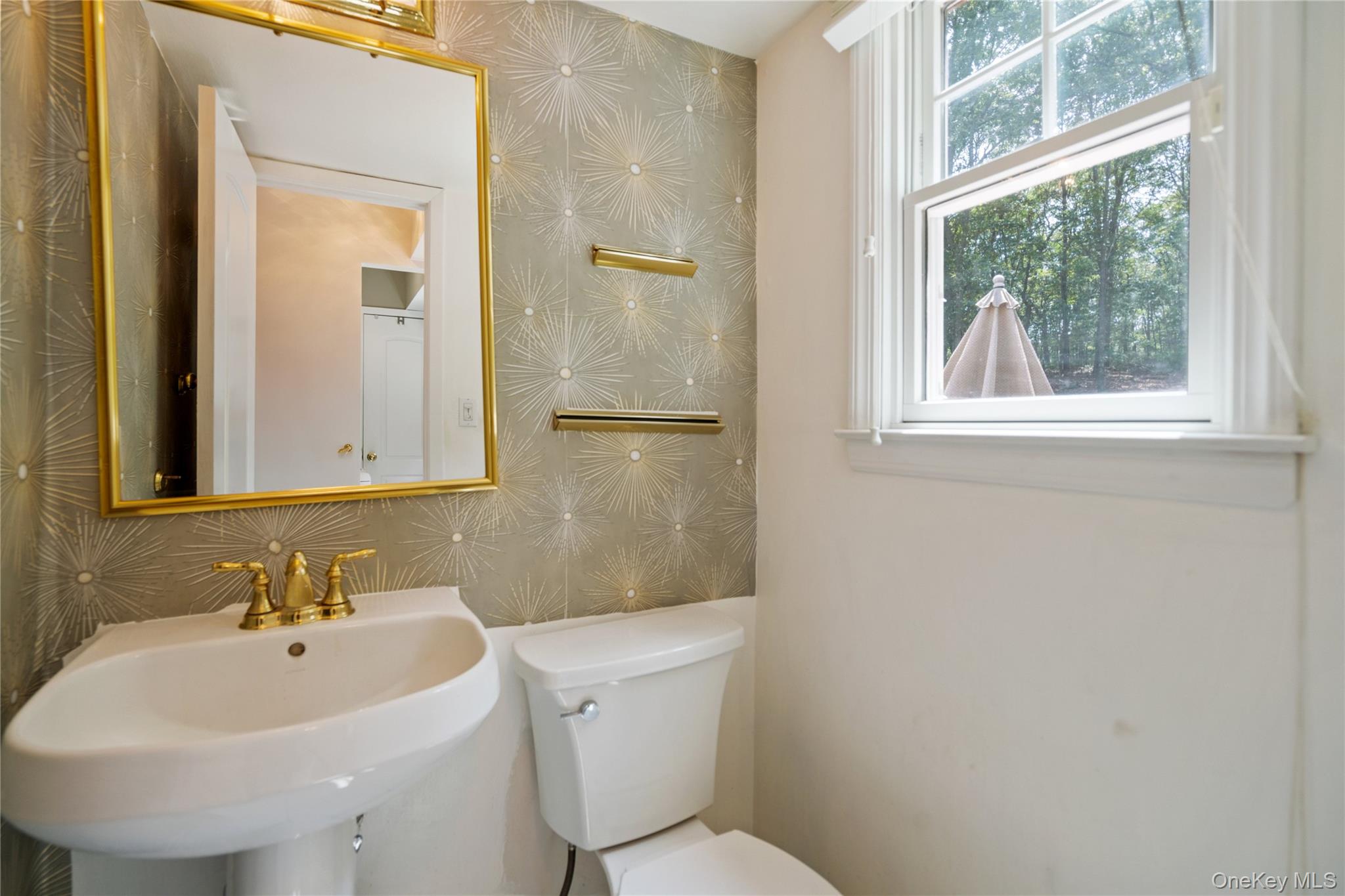 8 Beverly Court, Farmingville, NY 11738