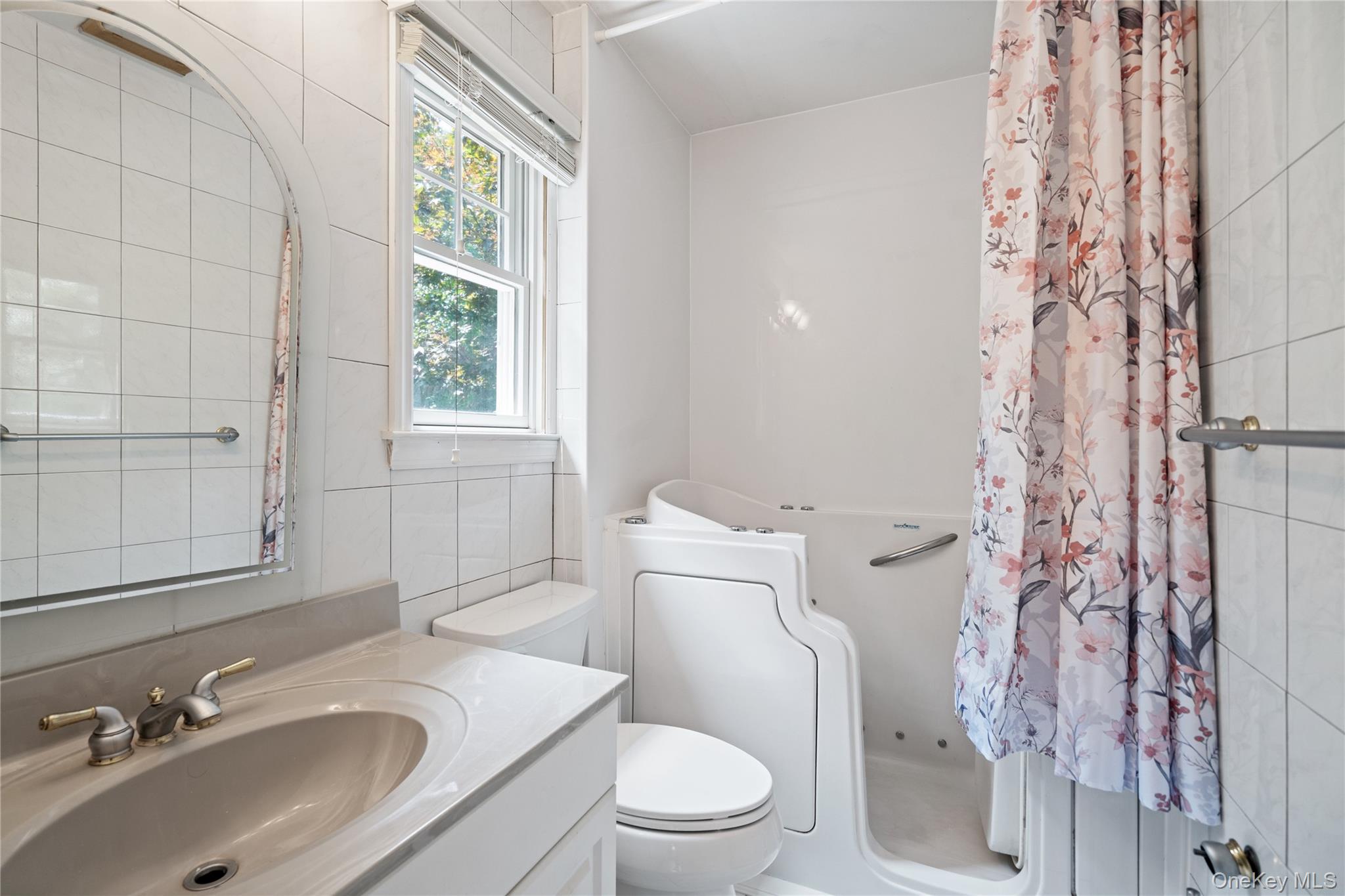 8 Beverly Court, Farmingville, NY 11738