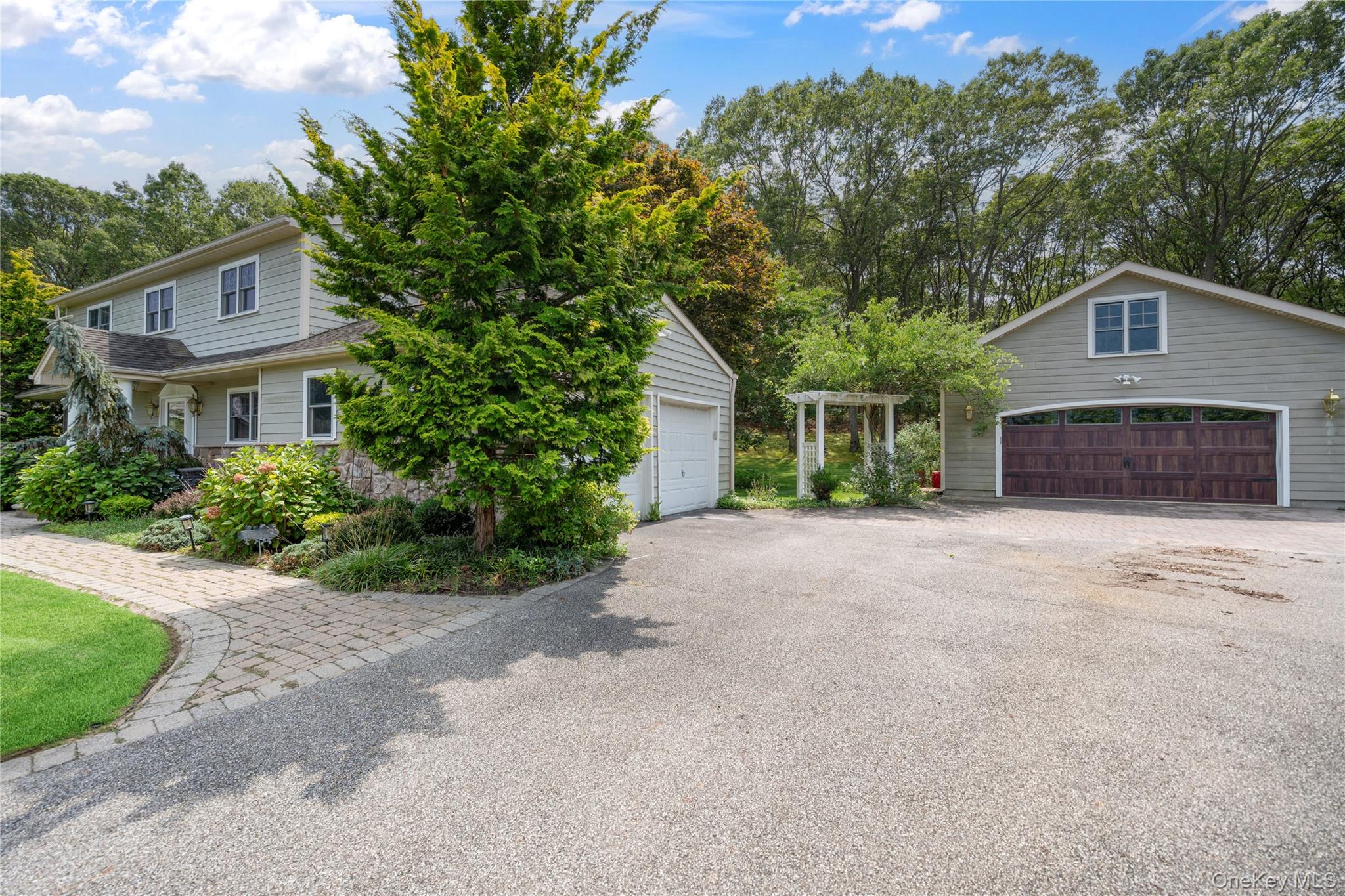 8 Beverly Court, Farmingville, NY 11738