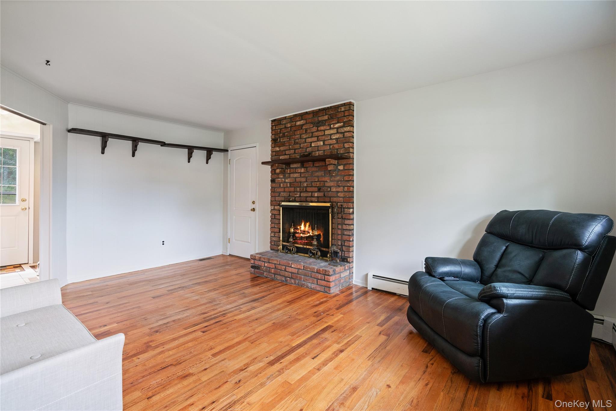 8 Beverly Court, Farmingville, NY 11738