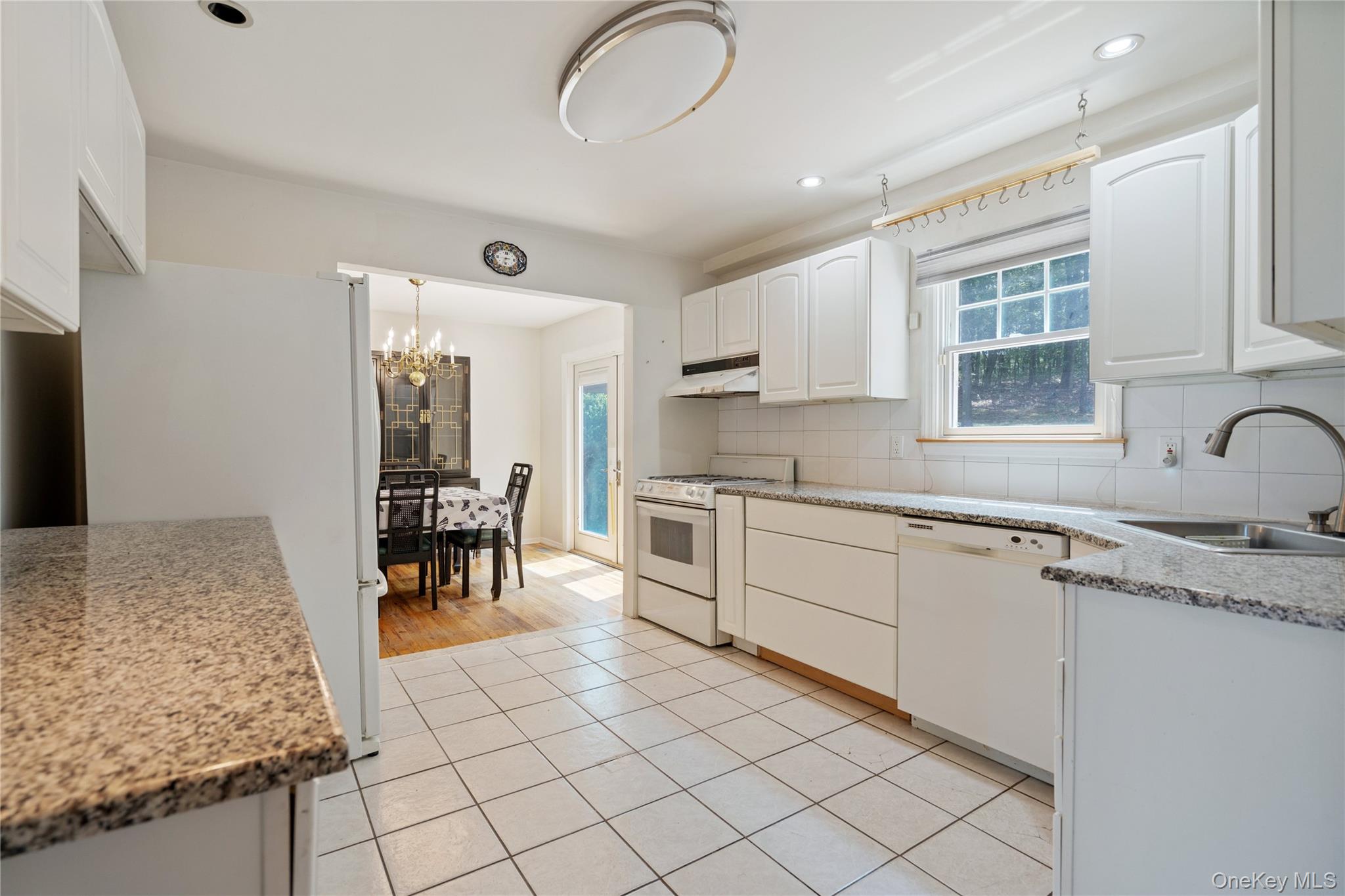 8 Beverly Court, Farmingville, NY 11738