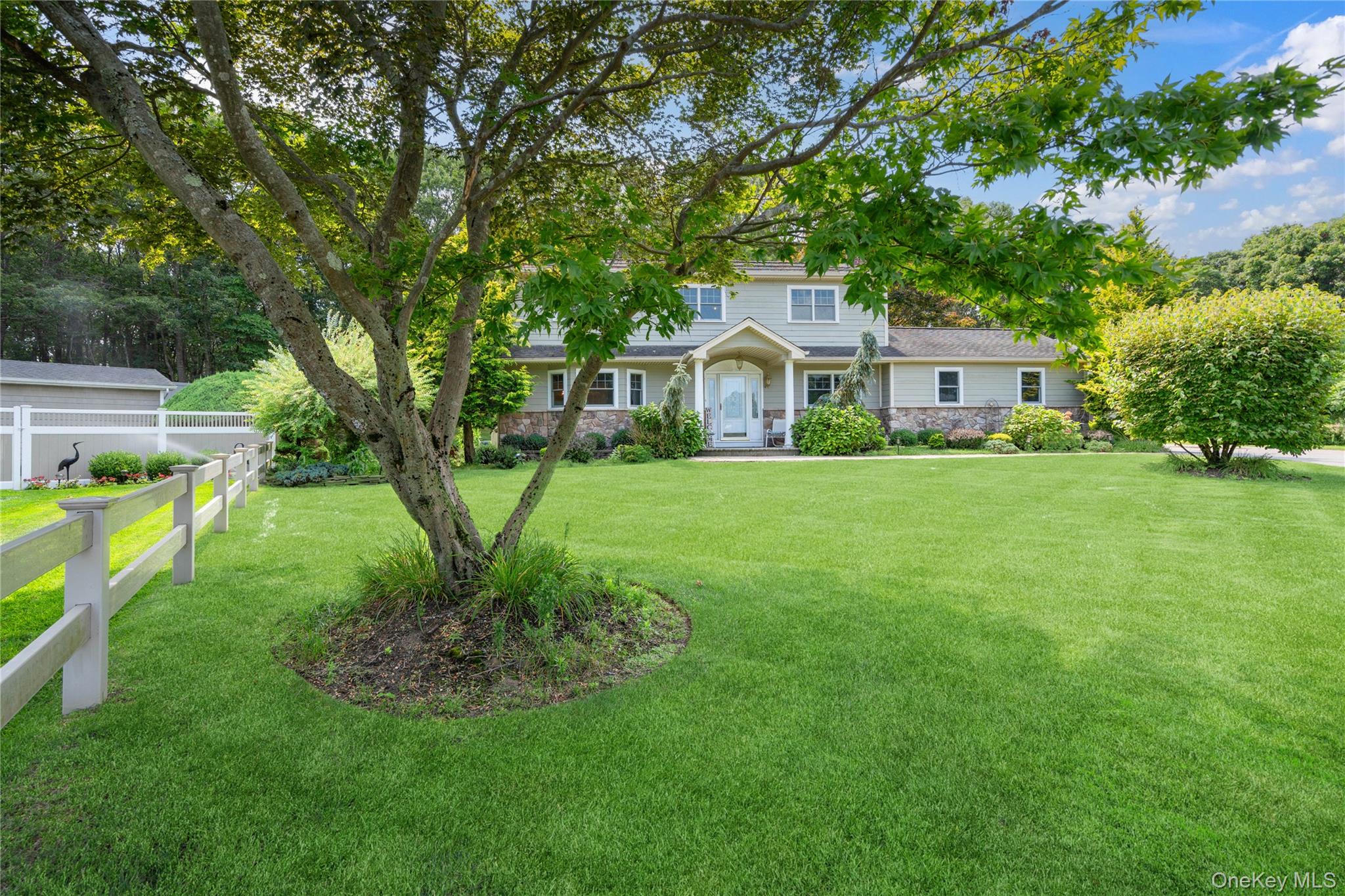 8 Beverly Court, Farmingville, NY 11738