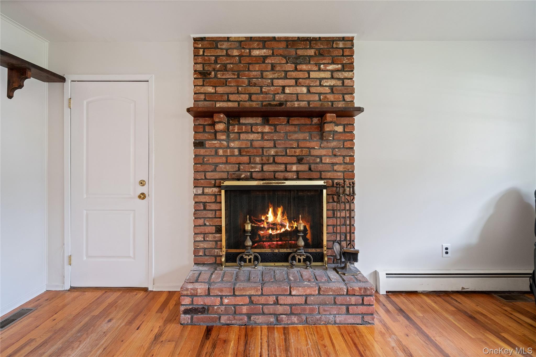 8 Beverly Court, Farmingville, NY 11738