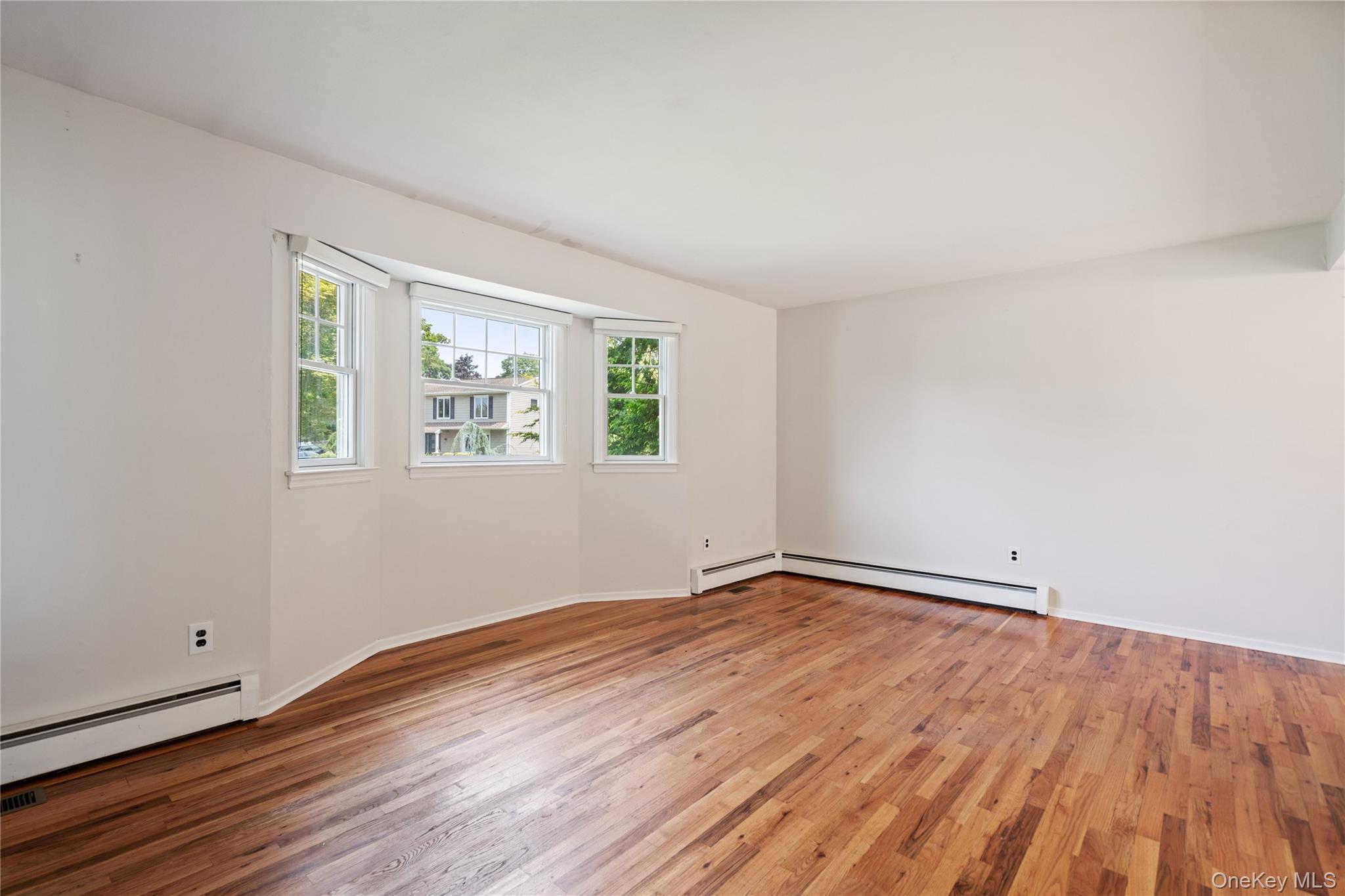 8 Beverly Court, Farmingville, NY 11738