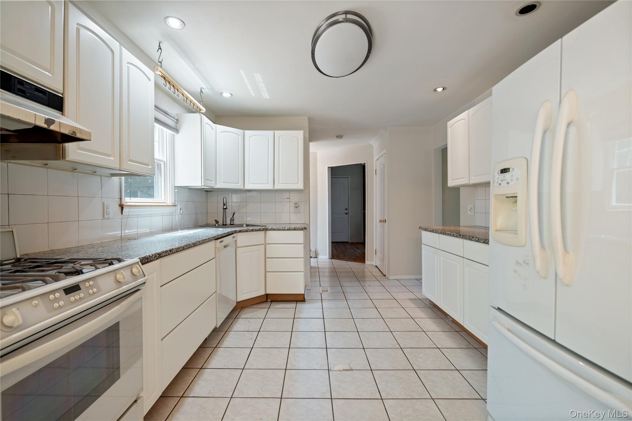 8 Beverly Court, Farmingville, NY 11738