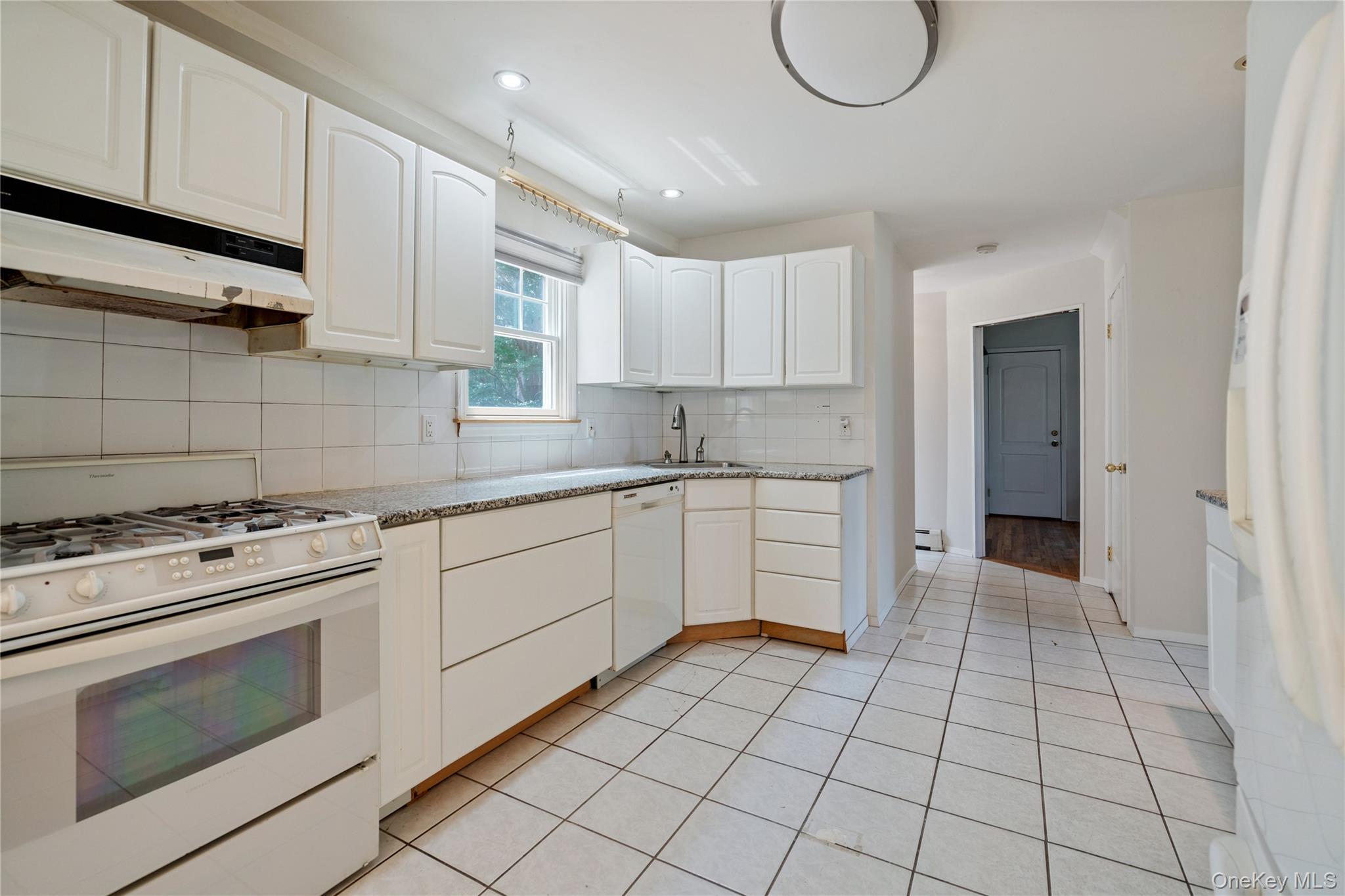 8 Beverly Court, Farmingville, NY 11738