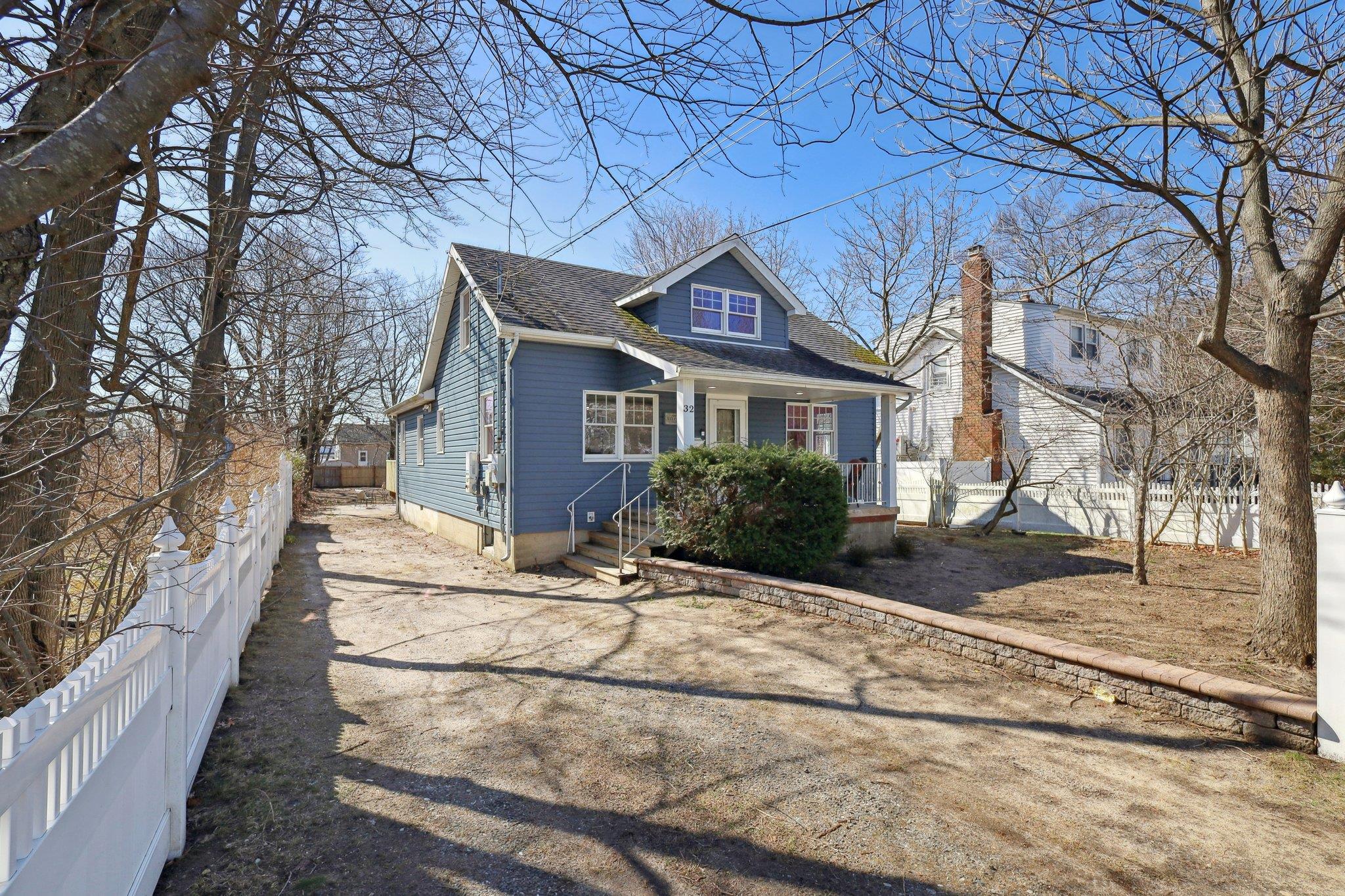 32 Roslyn Street, Islip Terrace, NY 11752