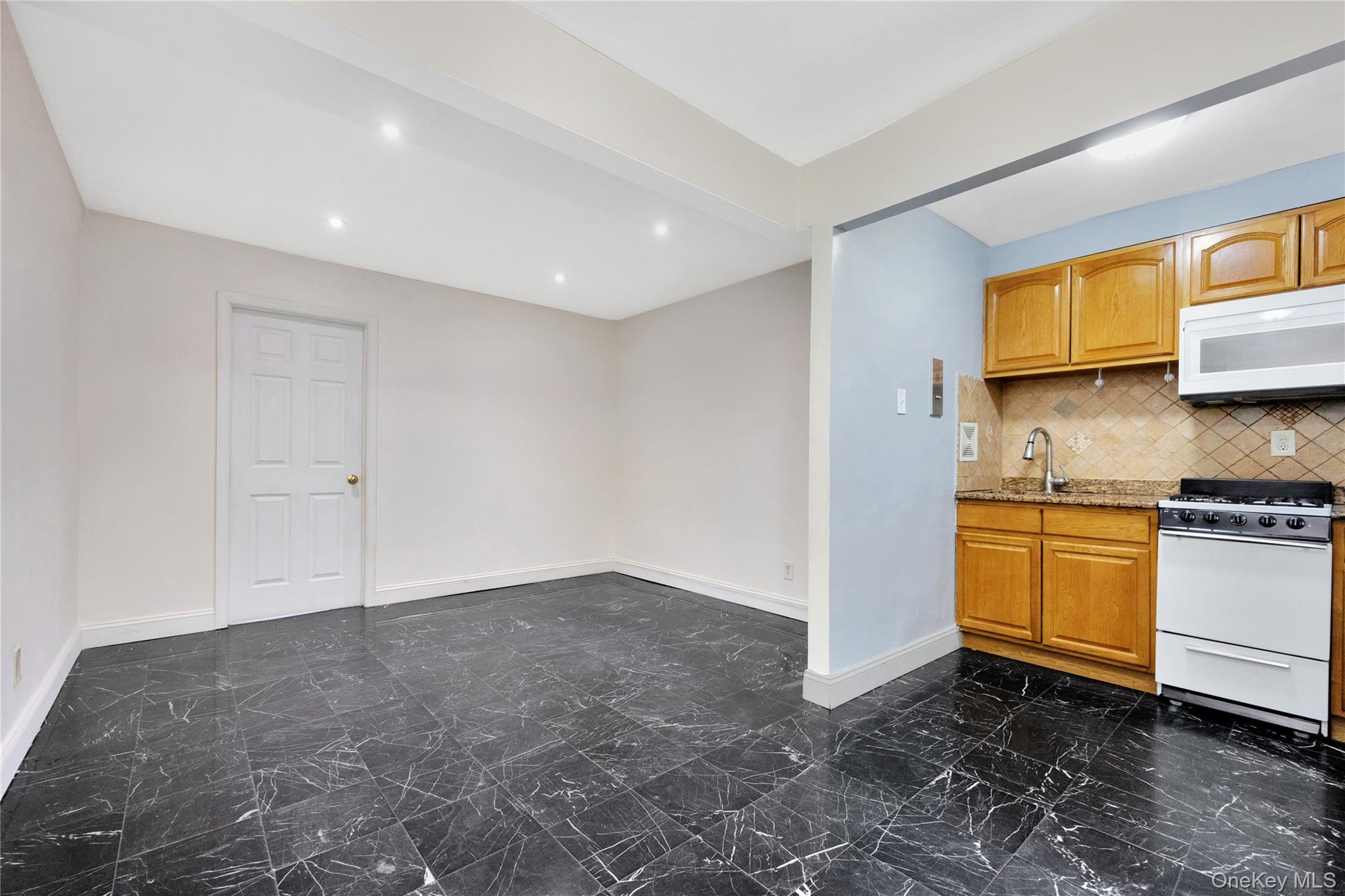 250 W Merrick Road # 1F, Freeport, NY 11520