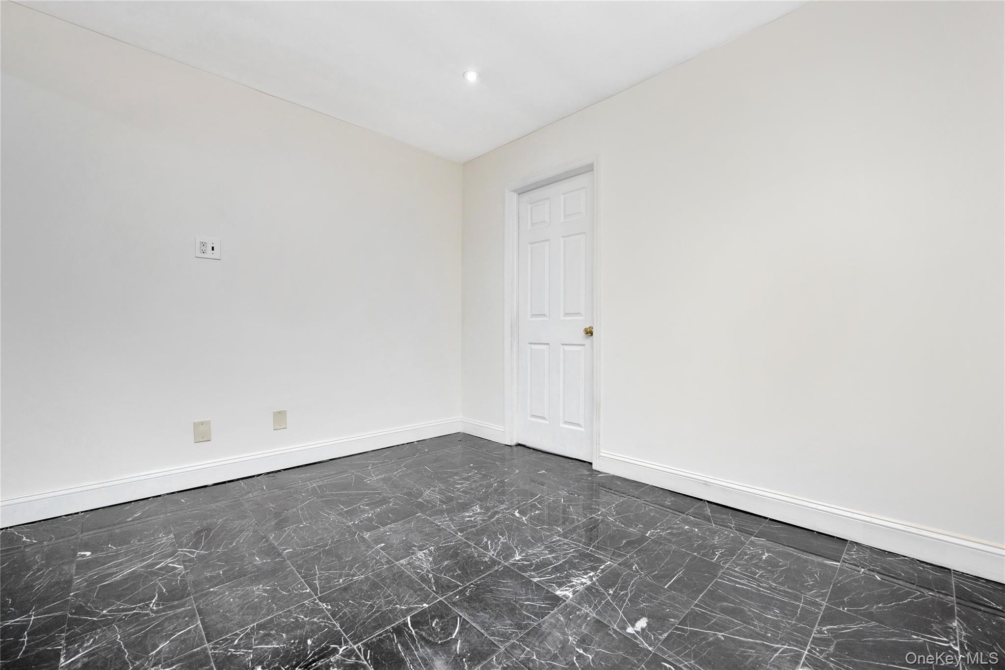 250 W Merrick Road # 1F, Freeport, NY 11520