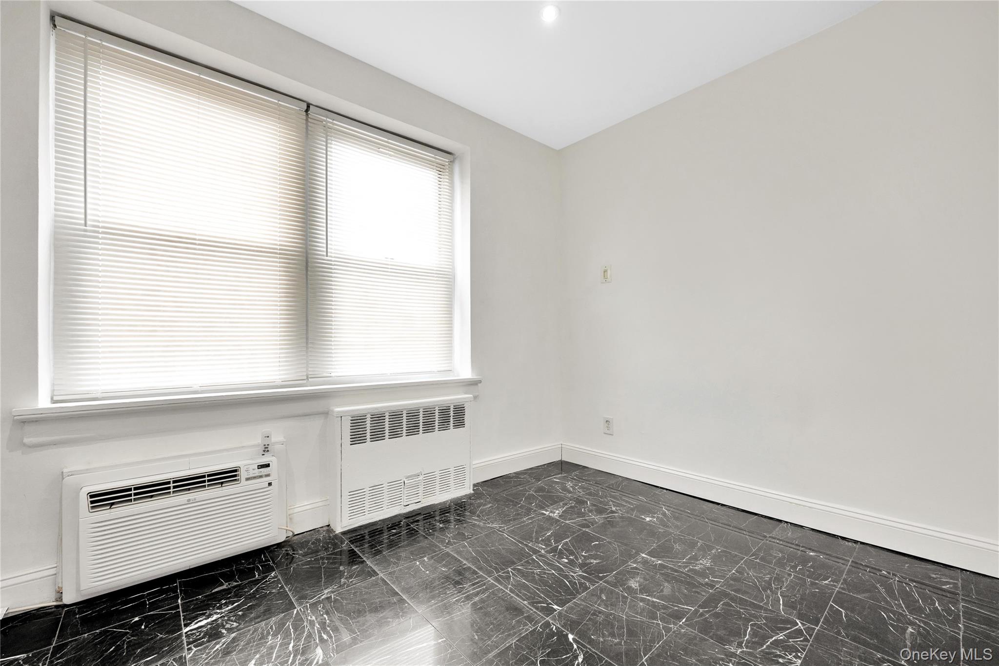 250 W Merrick Road # 1F, Freeport, NY 11520