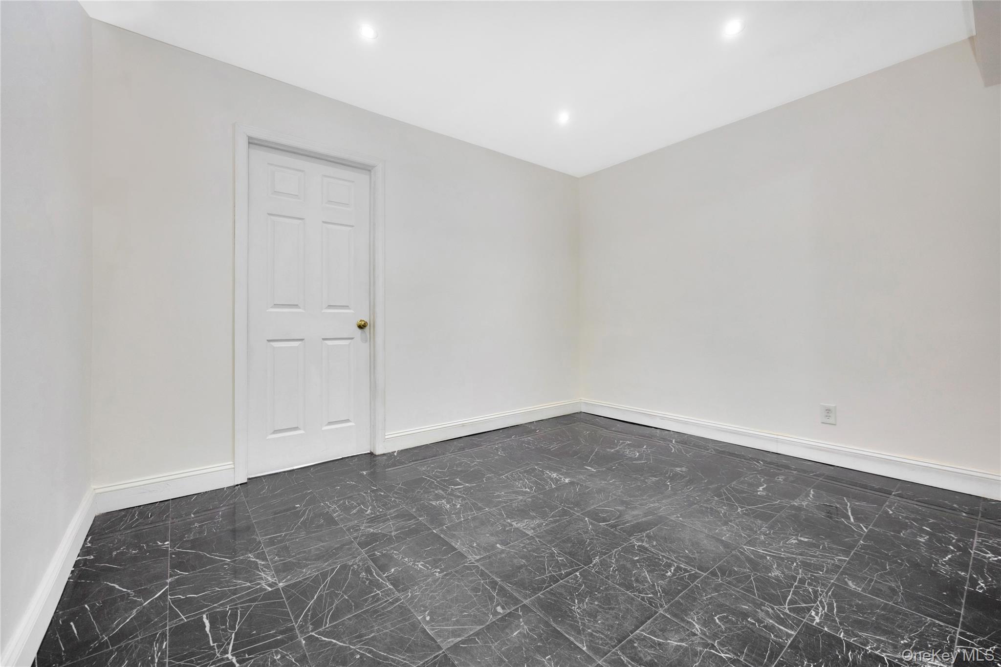 250 W Merrick Road # 1F, Freeport, NY 11520