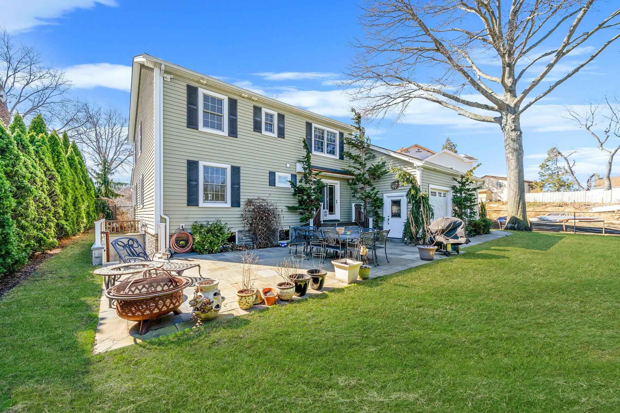 15 Foxcroft Road, Albertson, NY 11507