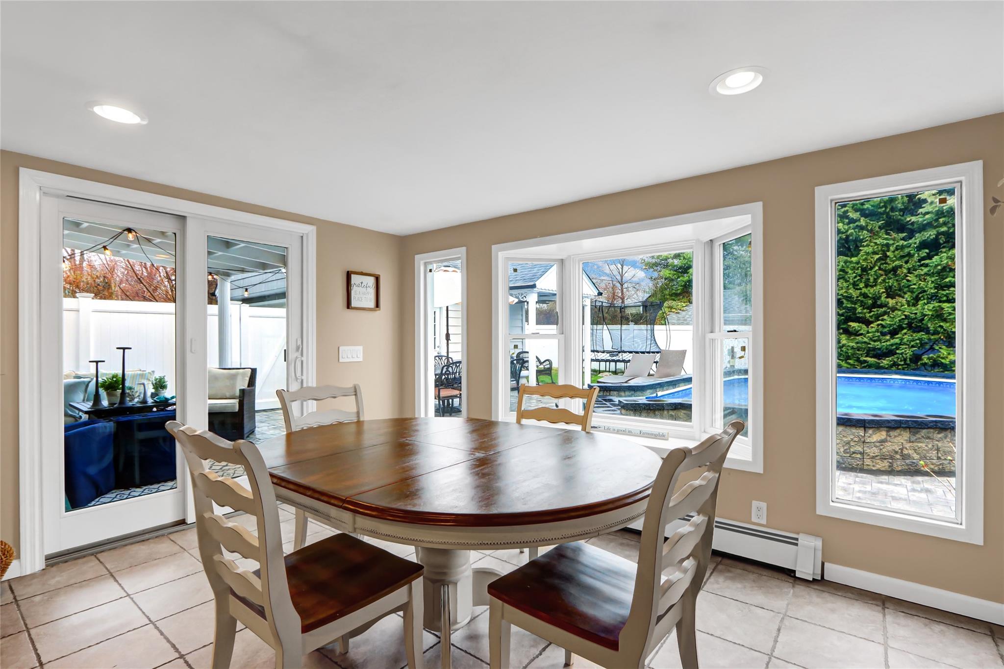 7 Birch Court E, Farmingdale, NY 11735