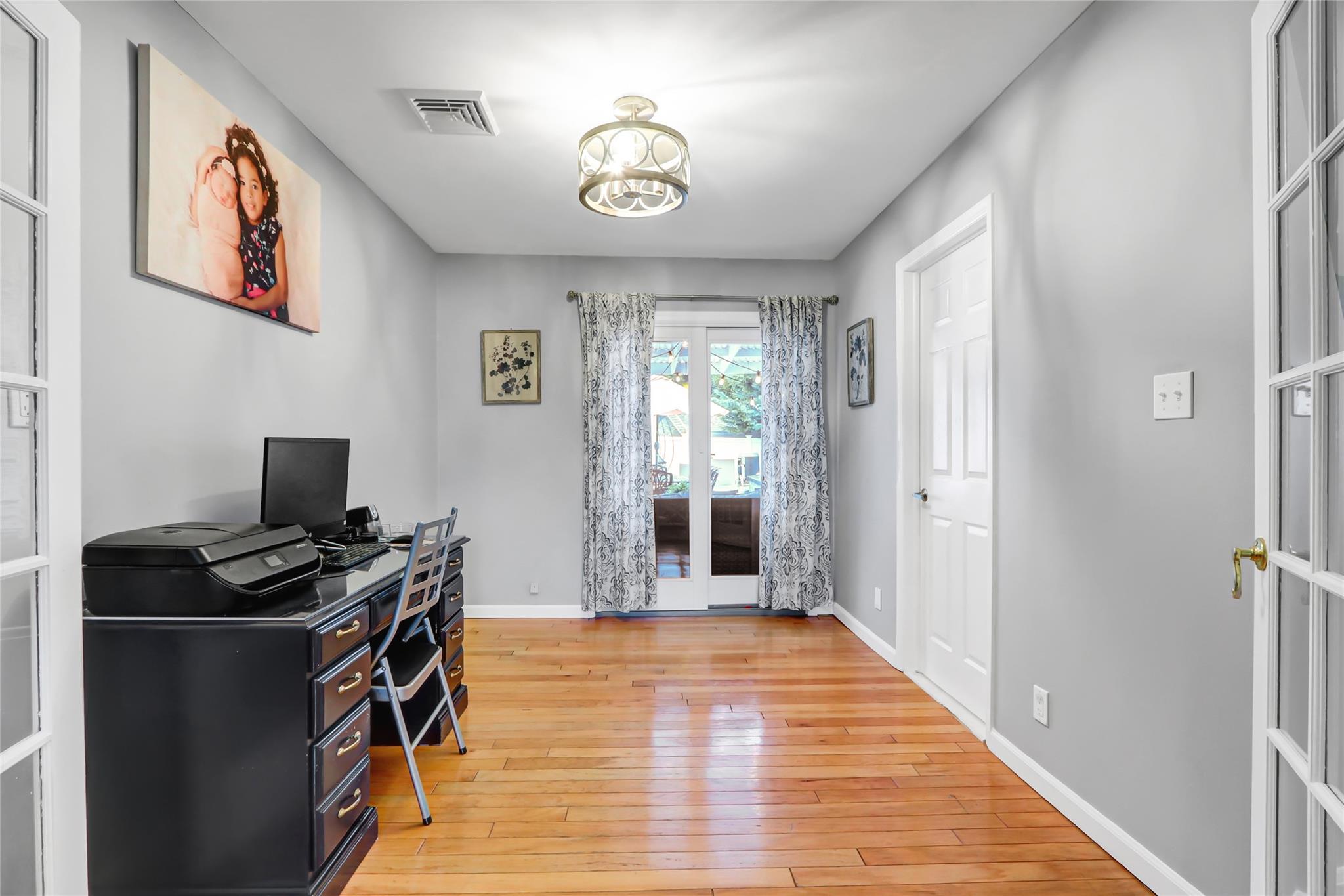 7 Birch Court E, Farmingdale, NY 11735