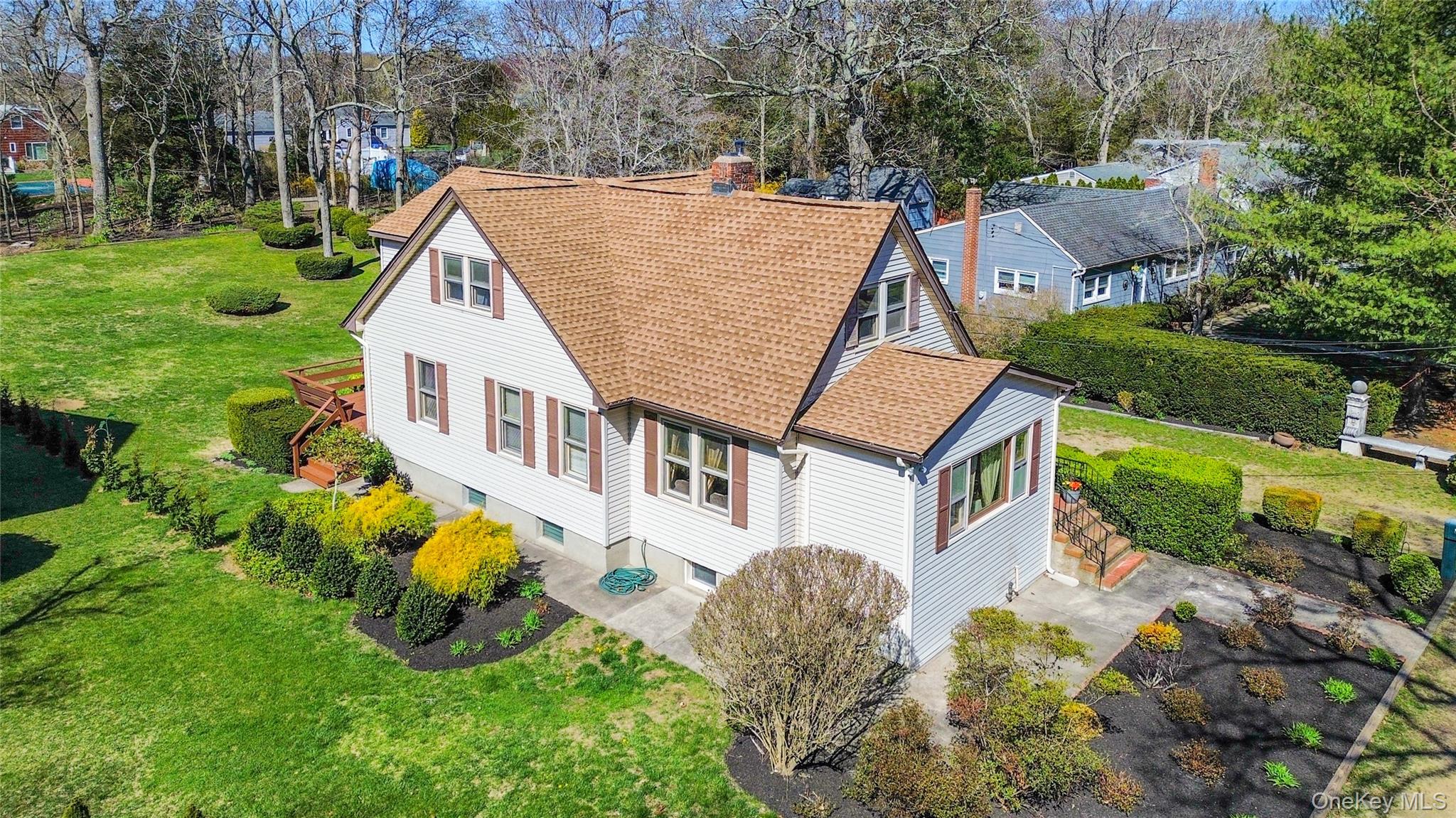 675 N Oakwood Road, Laurel, NY 11948