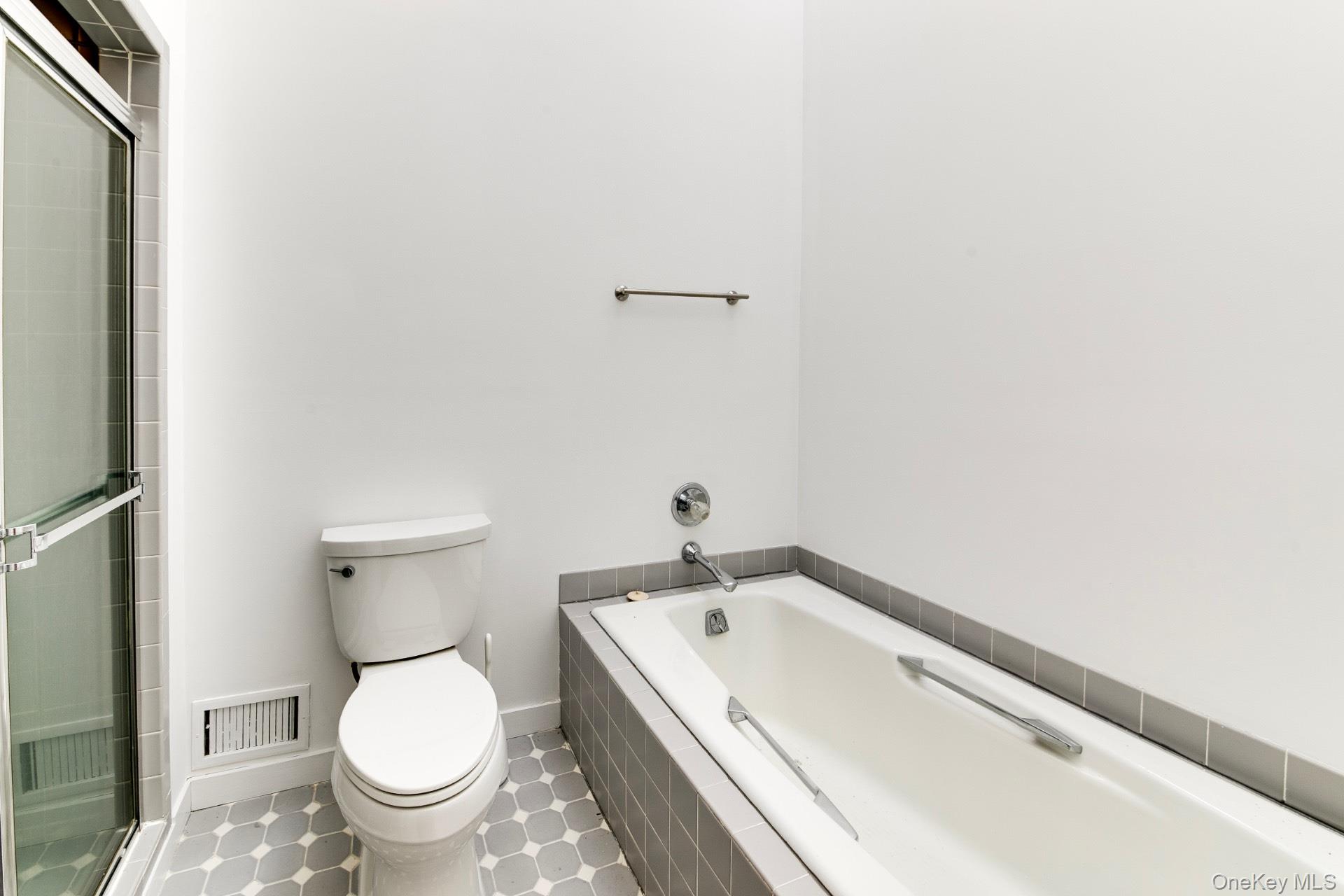 28 Pepperidge Lane, Amagansett, NY 11930