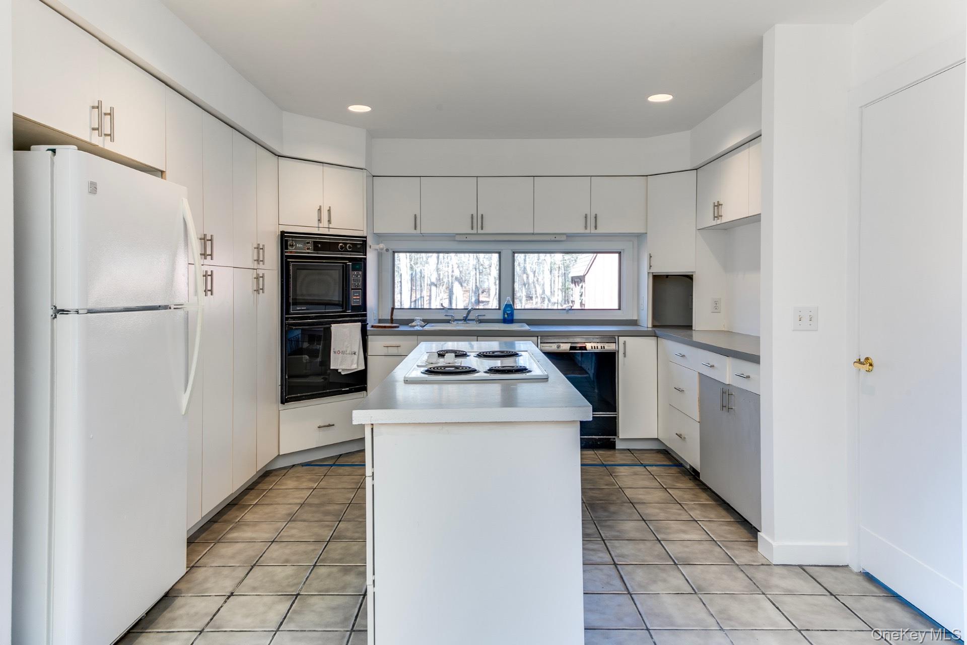 28 Pepperidge Lane, Amagansett, NY 11930