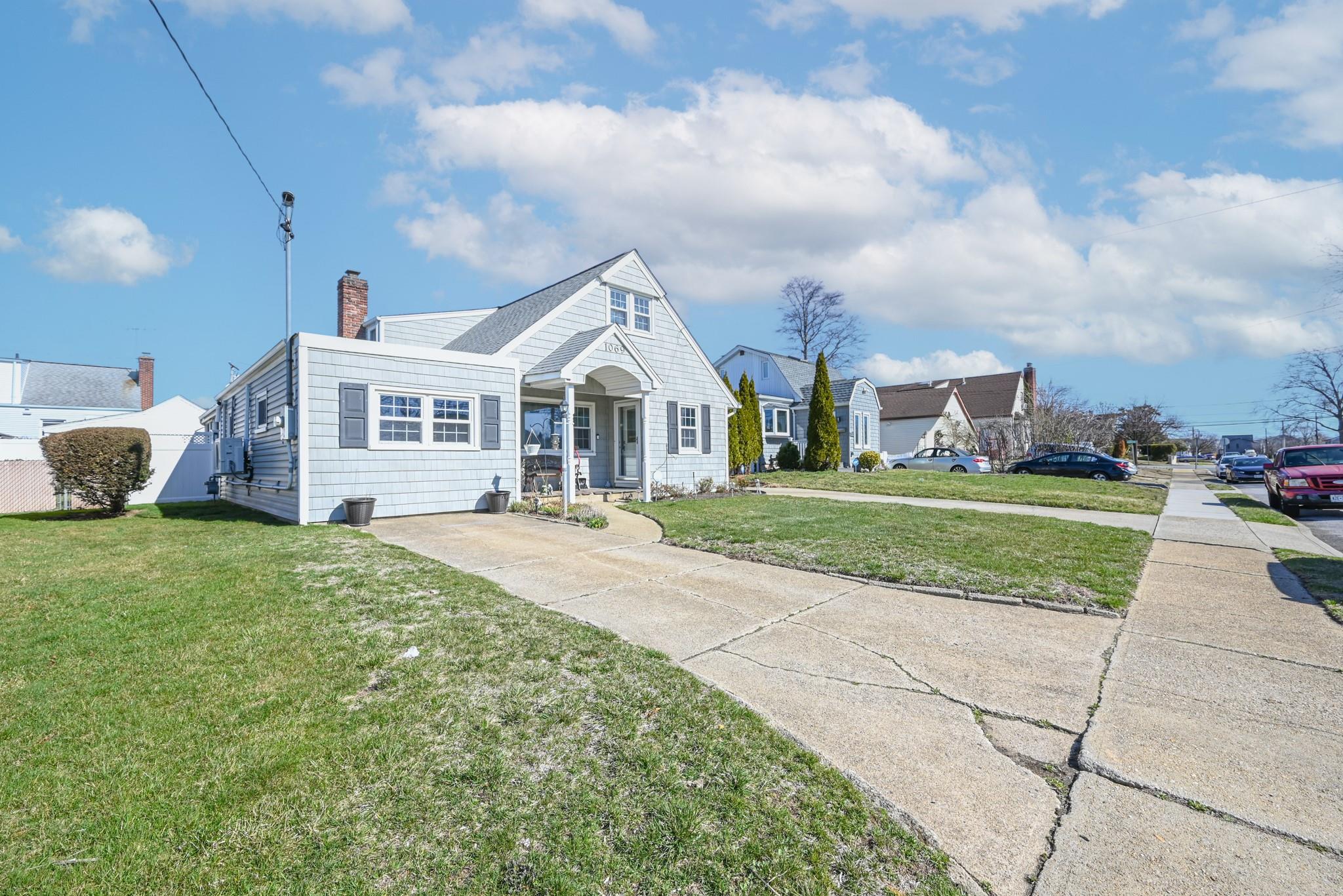 1069 Hastings St, Baldwin, NY 11510
