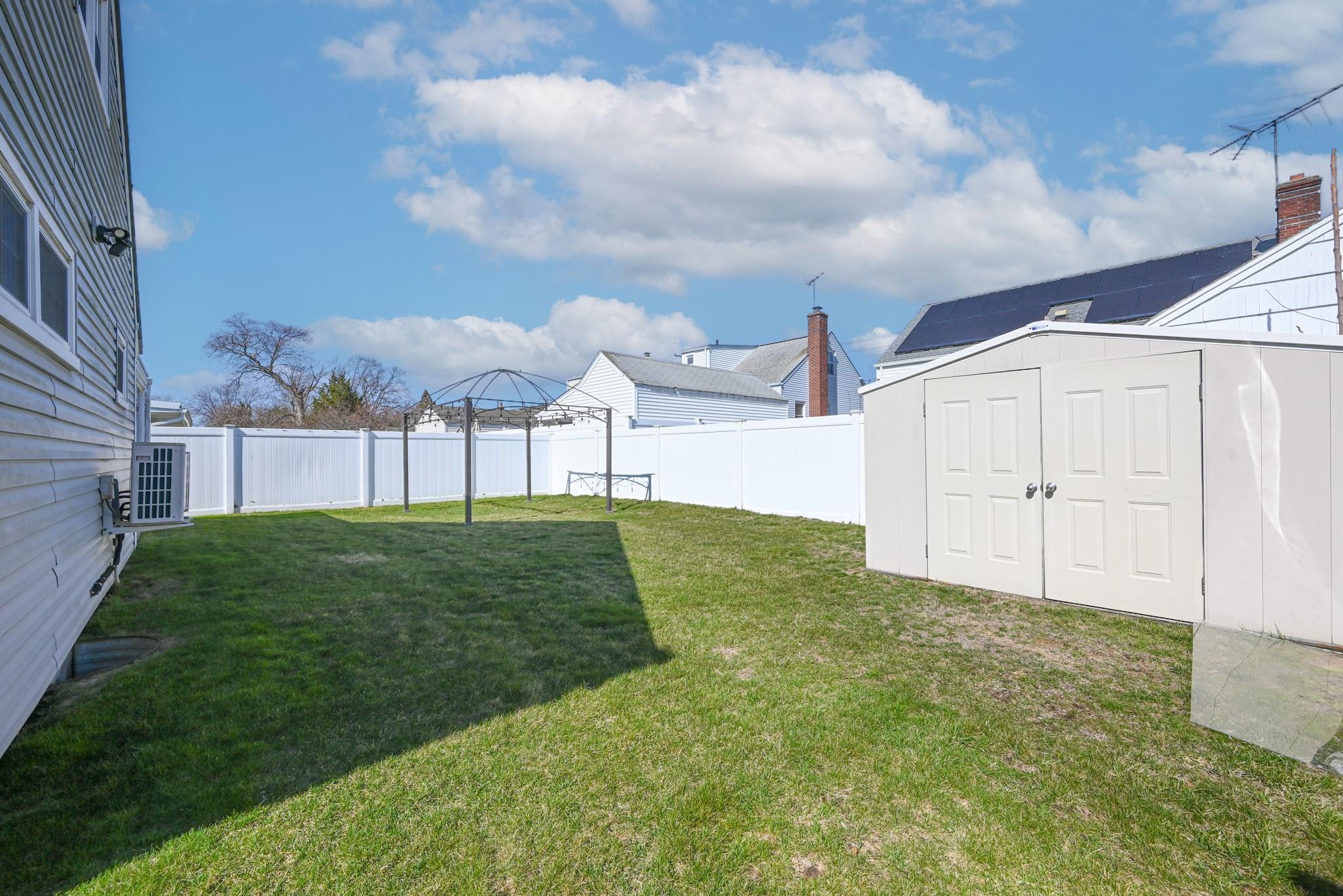 1069 Hastings St, Baldwin, NY 11510