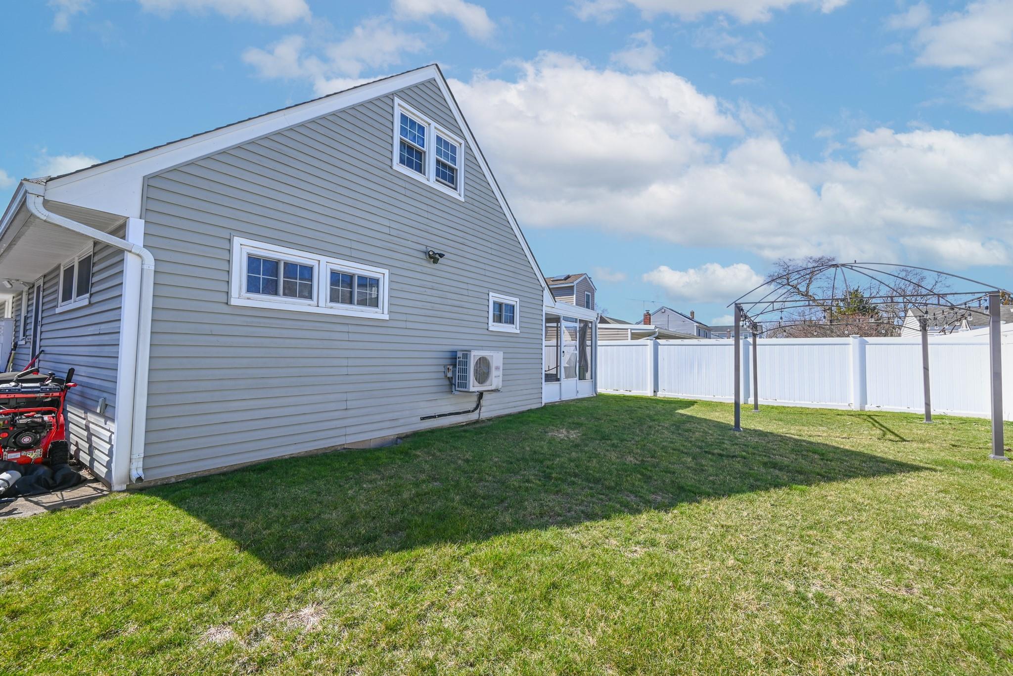 1069 Hastings St, Baldwin, NY 11510