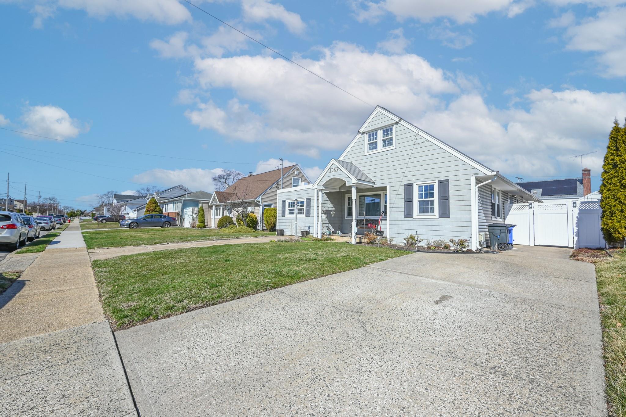 1069 Hastings St, Baldwin, NY 11510