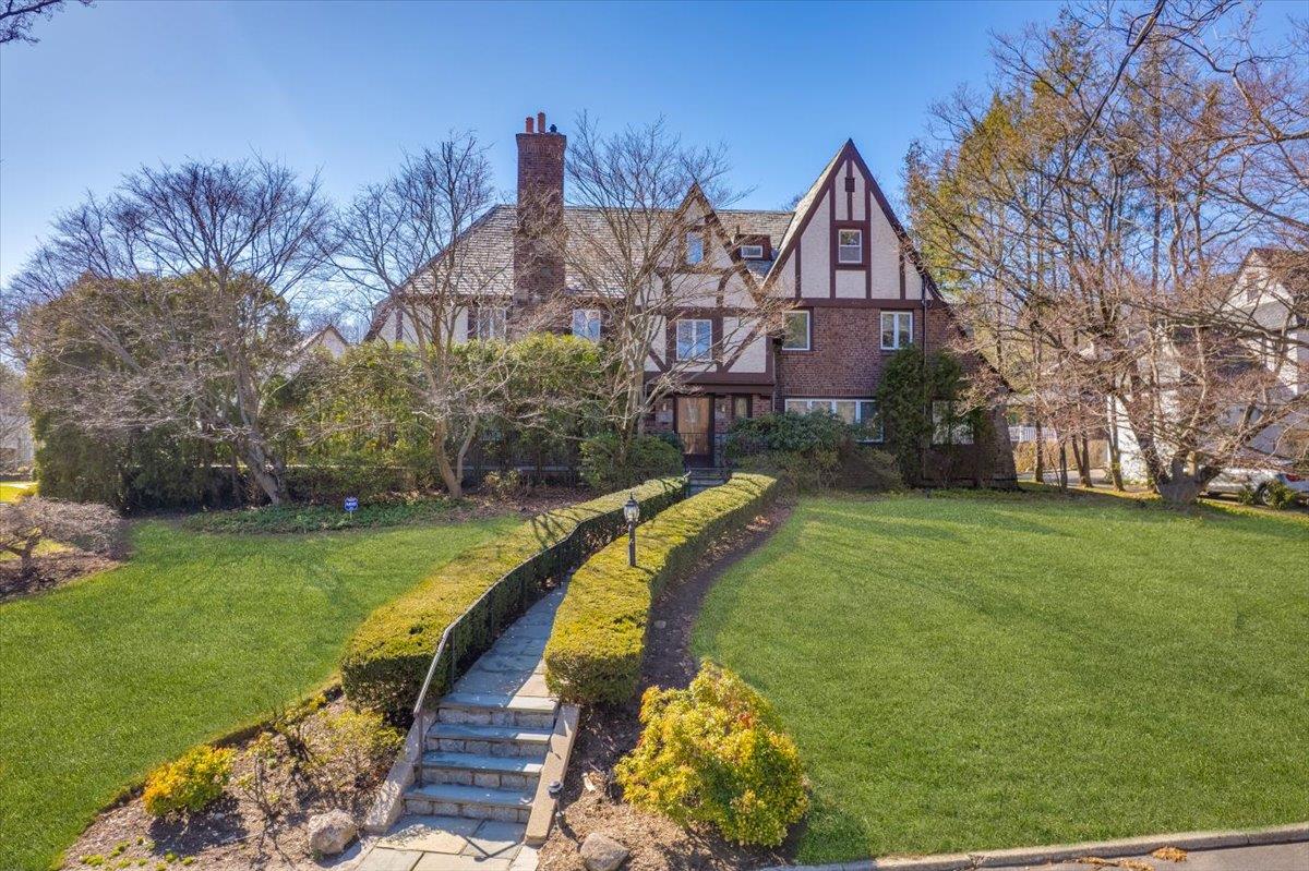10 Byworth Road, New Rochelle, NY 10804