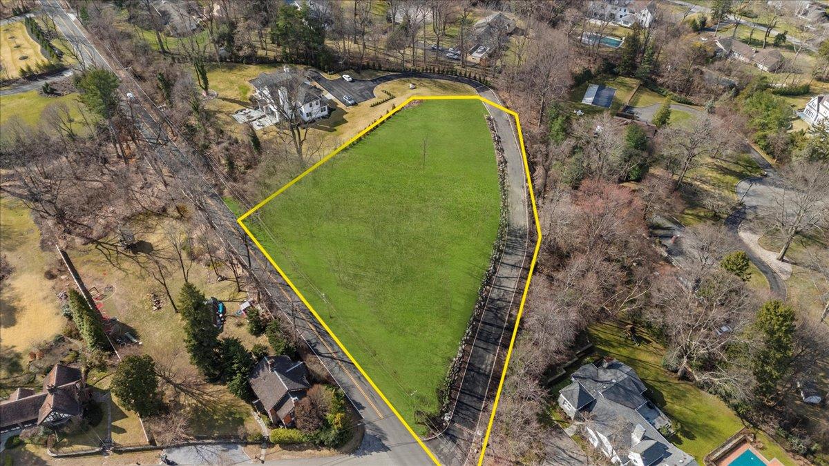 36 Cow Neck Road, Sands Point, NY 11050