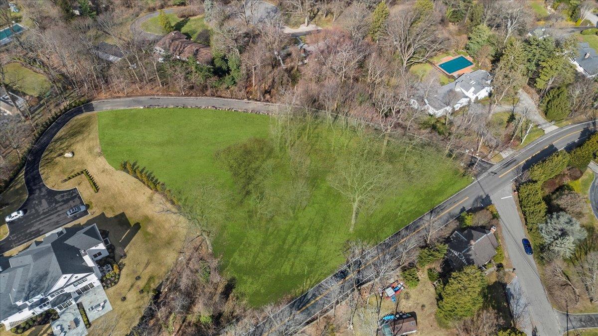 36 Cow Neck Road, Sands Point, NY 11050