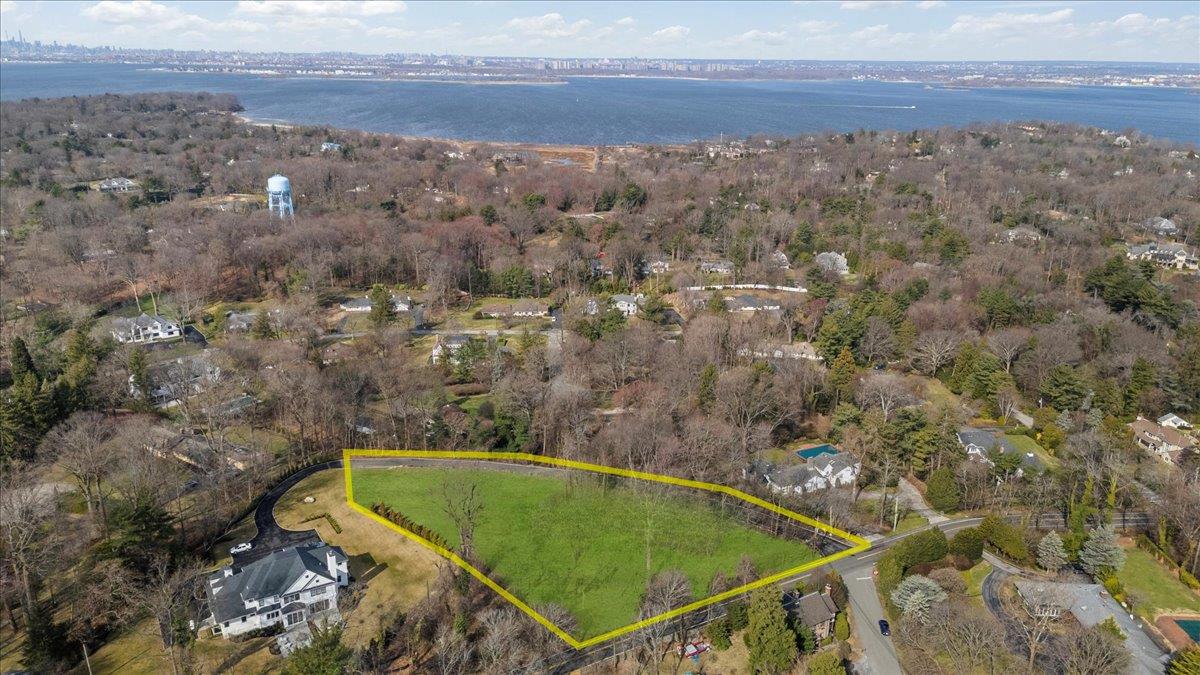 36 Cow Neck Road, Sands Point, NY 11050