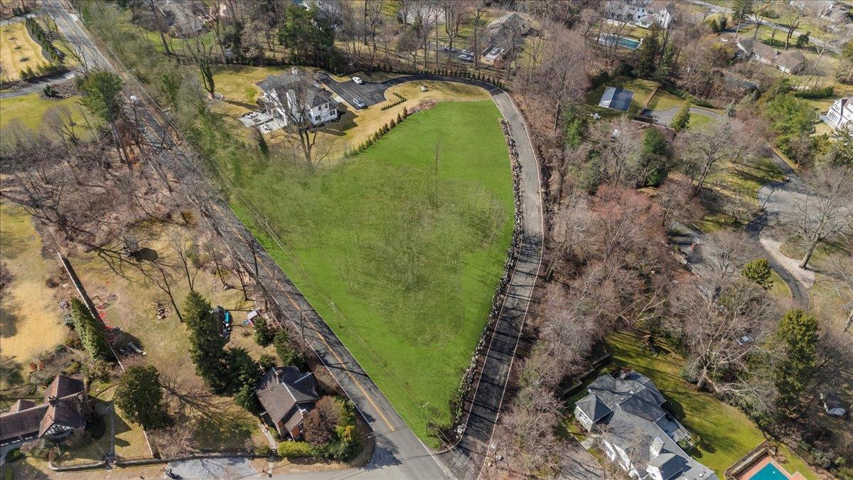 36 Cow Neck Road, Sands Point, NY 11050