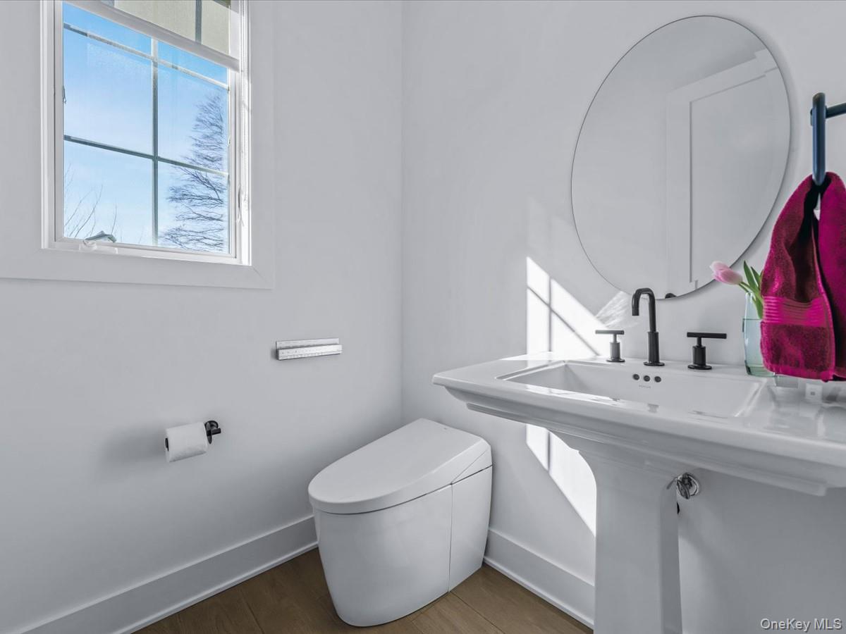 1 Sequoia Circle, Manhasset, NY 11030