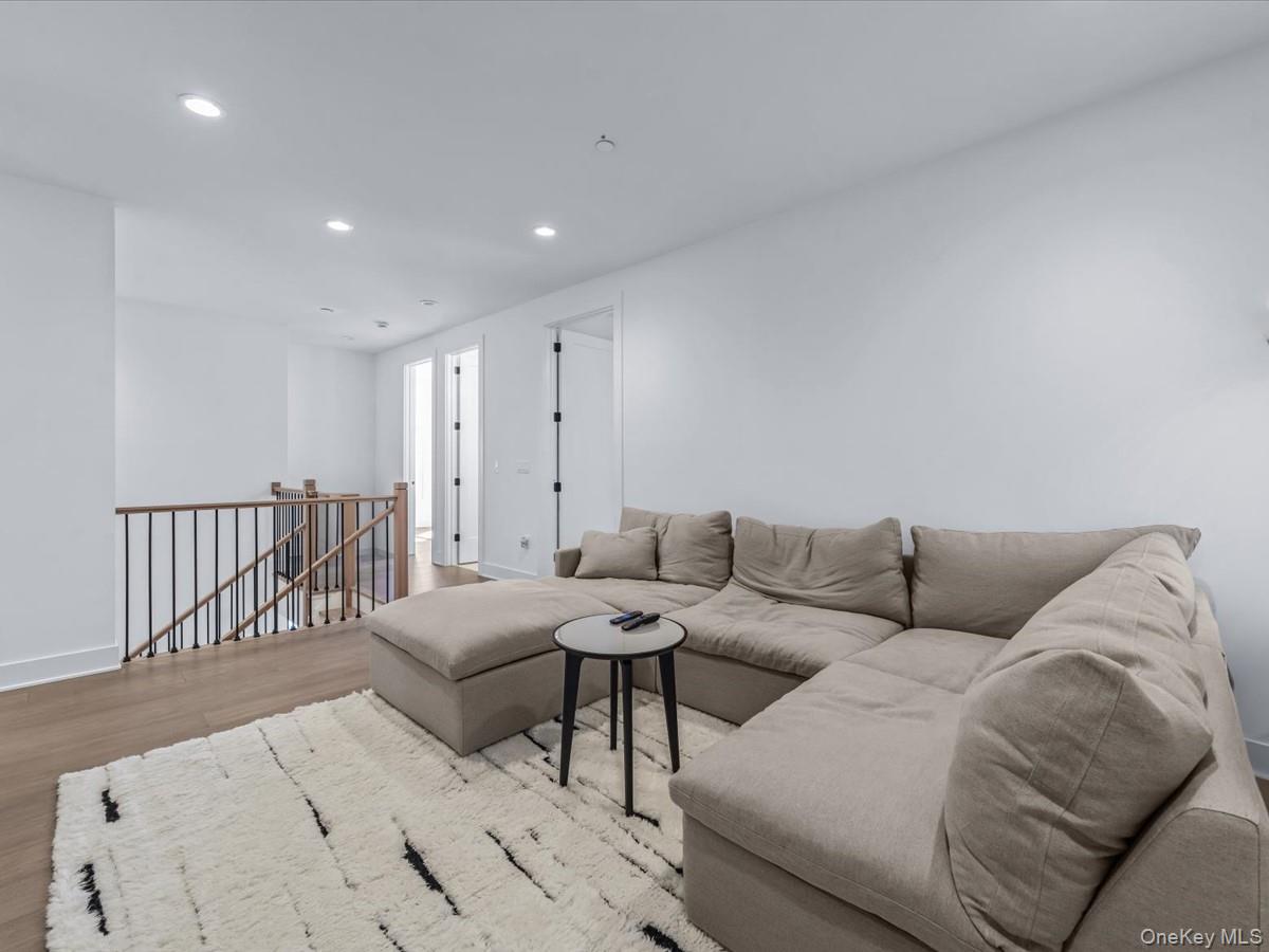 1 Sequoia Circle, Manhasset, NY 11030