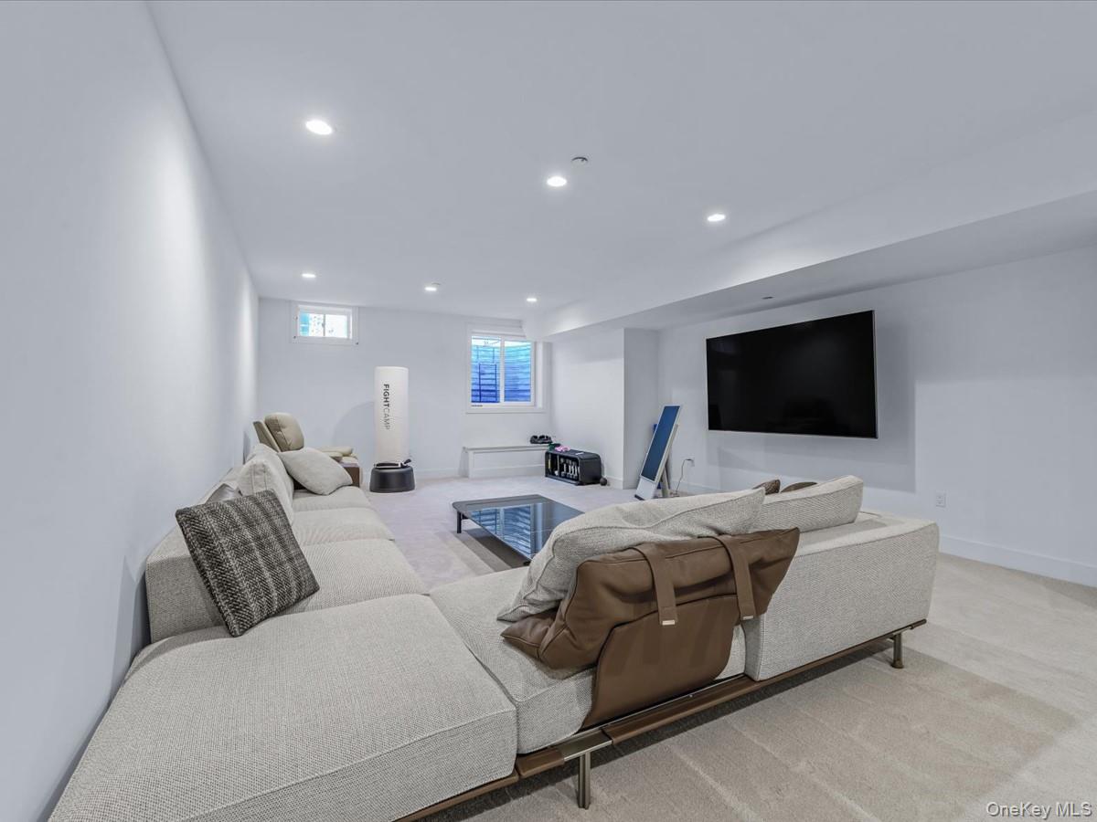 1 Sequoia Circle, Manhasset, NY 11030