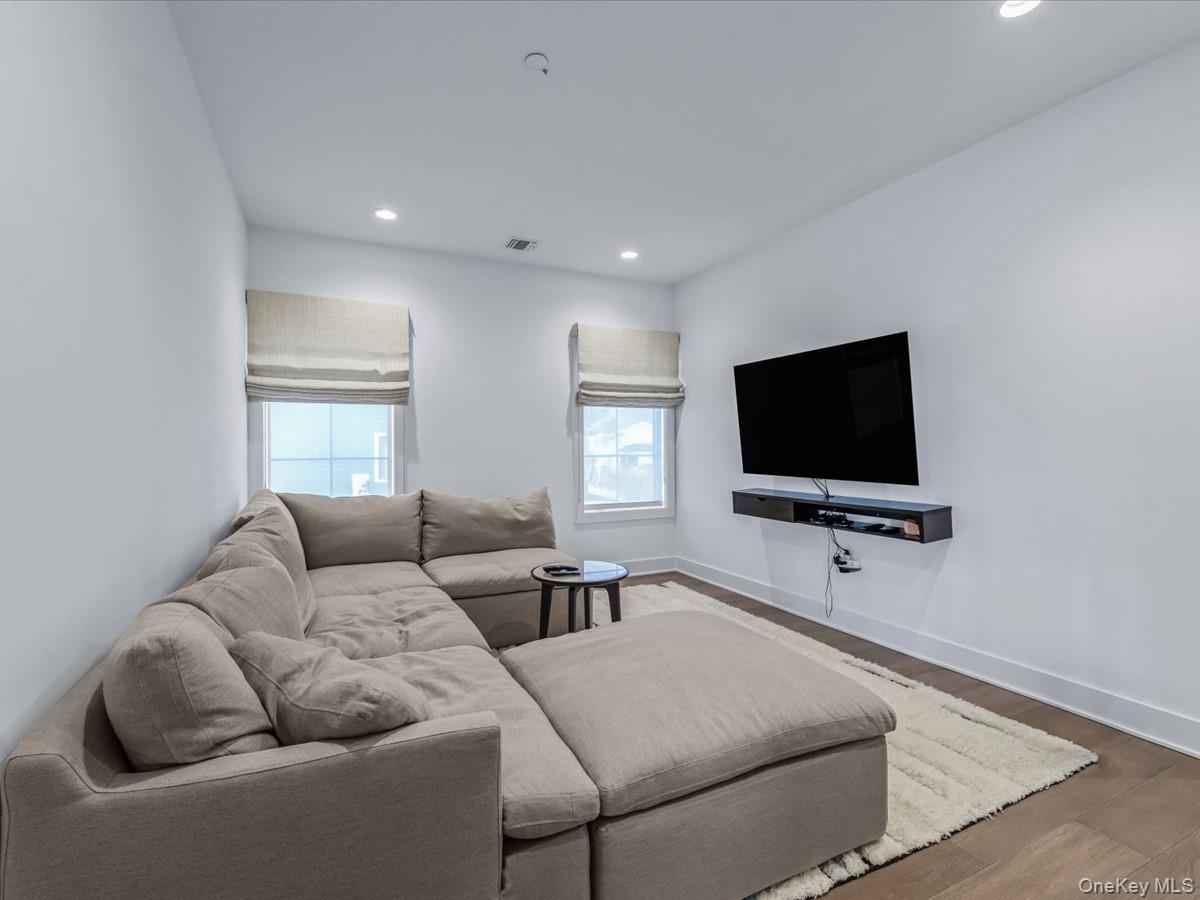 1 Sequoia Circle, Manhasset, NY 11030