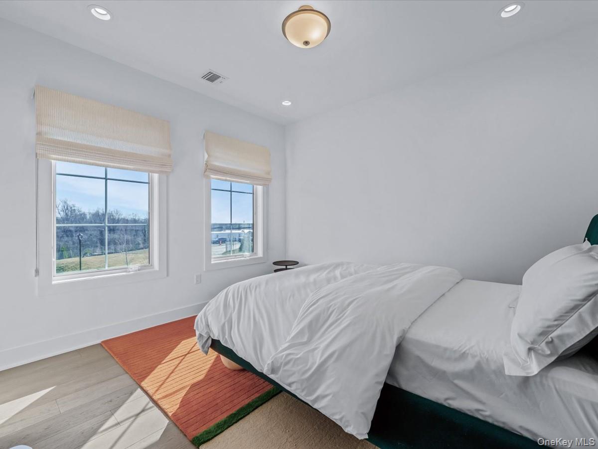 1 Sequoia Circle, Manhasset, NY 11030