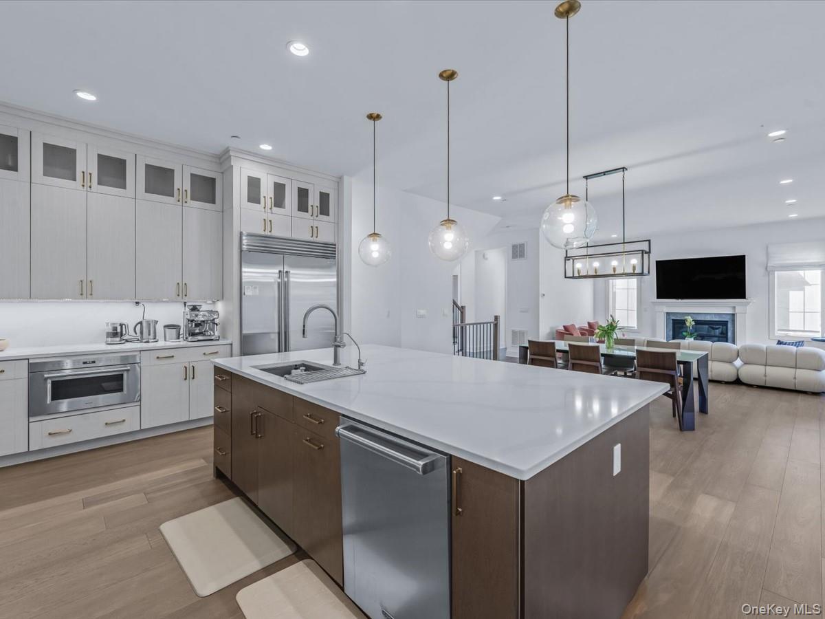 1 Sequoia Circle, Manhasset, NY 11030