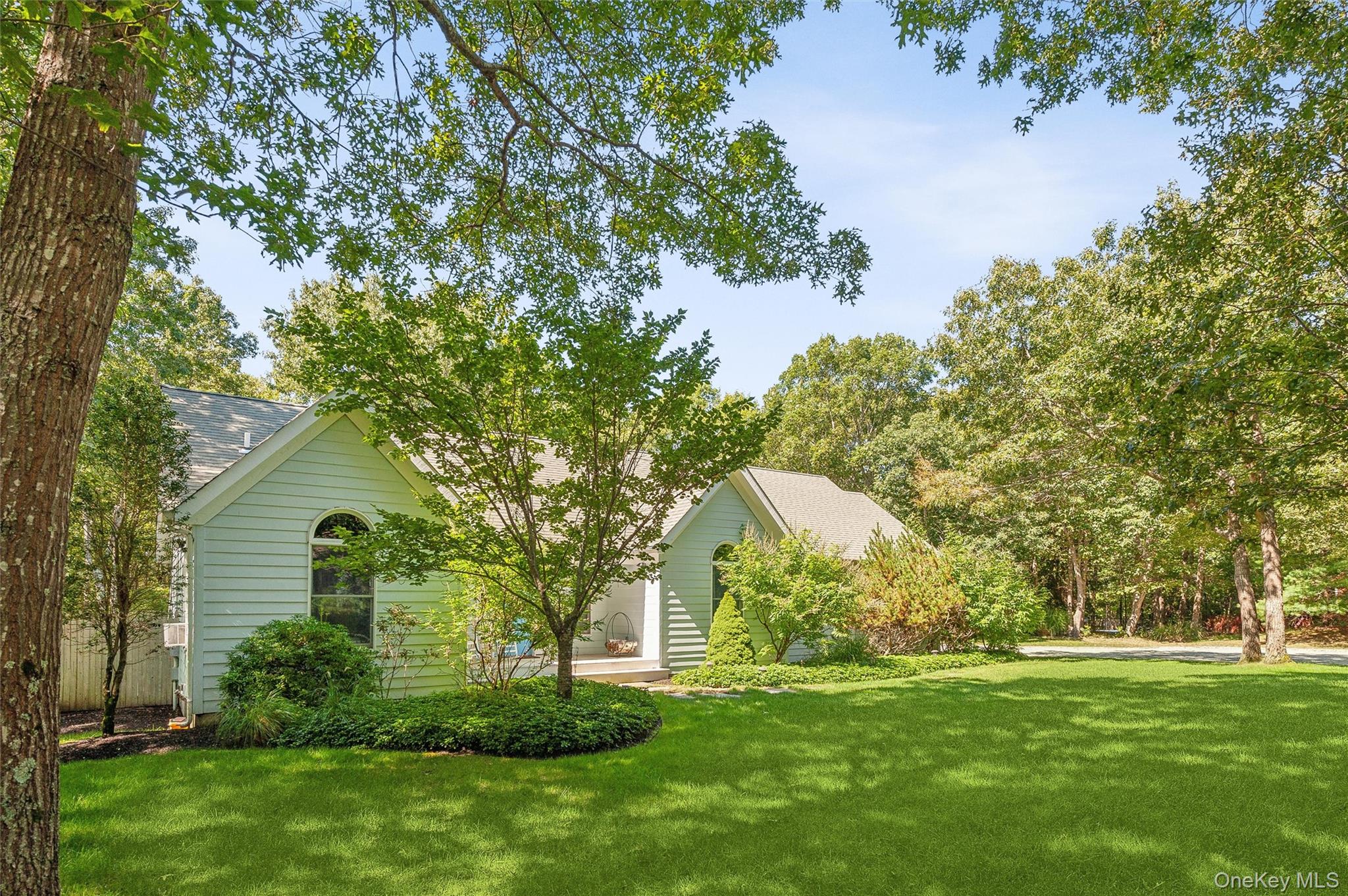 14 Hildreth Road, Hampton Bays, NY 11946