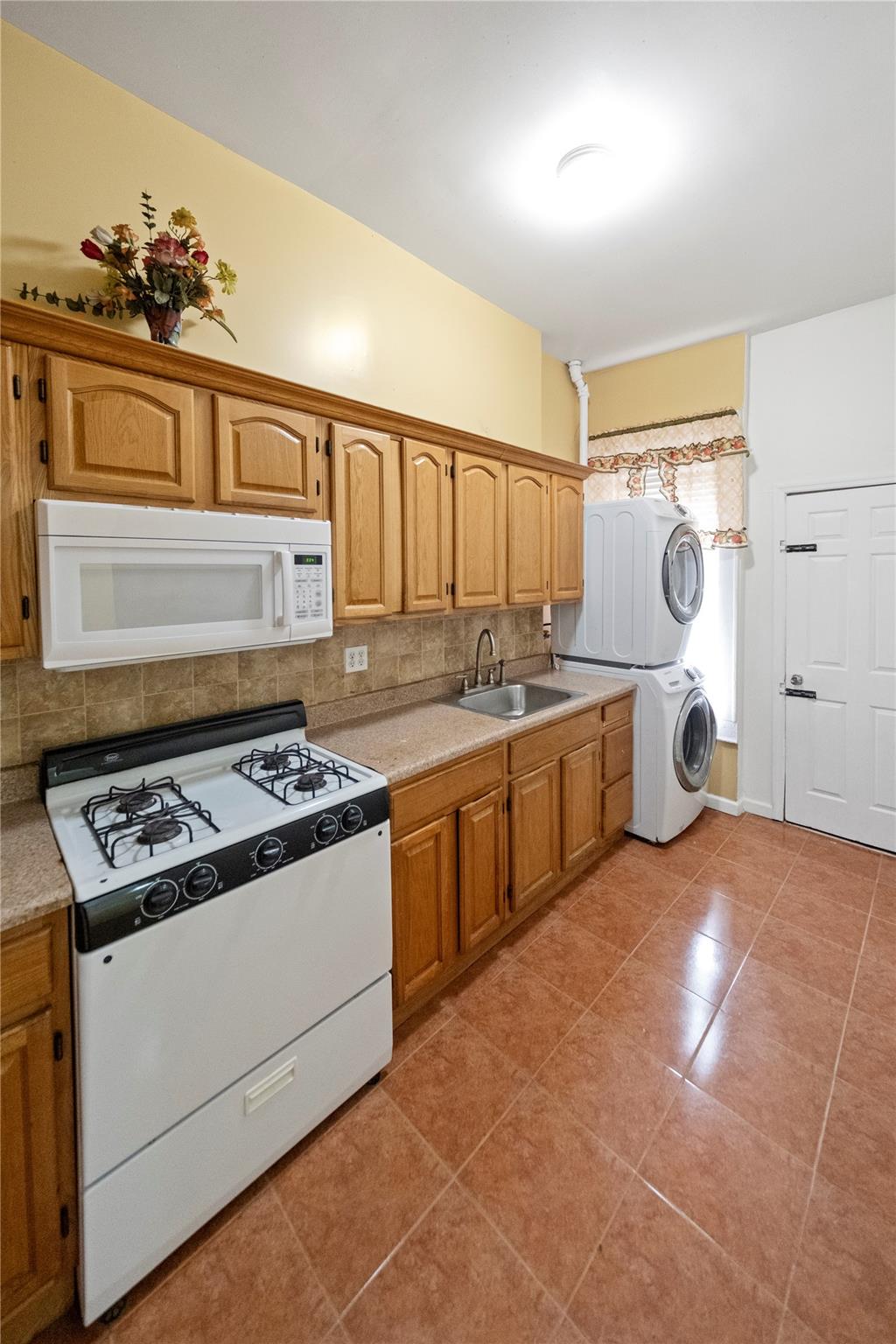 968 St. Johns, Brooklyn, NY 11213