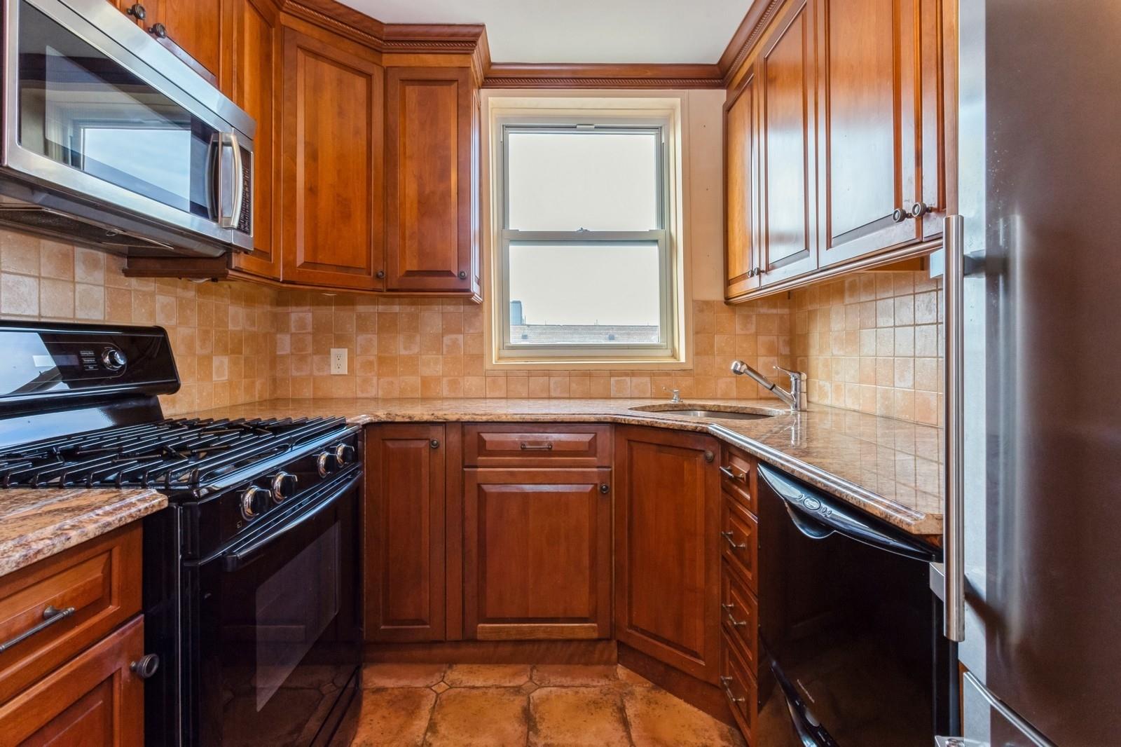 210 E Broadway # 6B, Long Beach, NY 11561