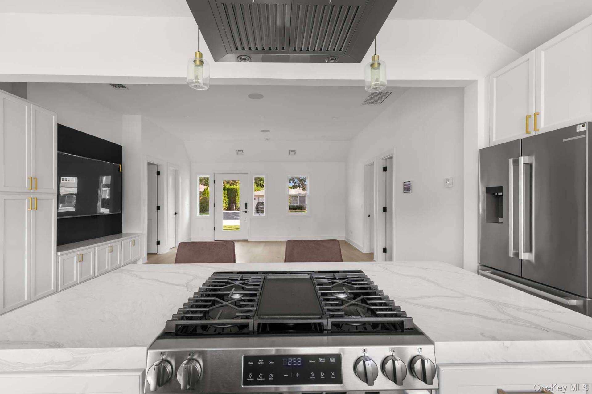 4 Bonita Road, East Quogue, NY 11942