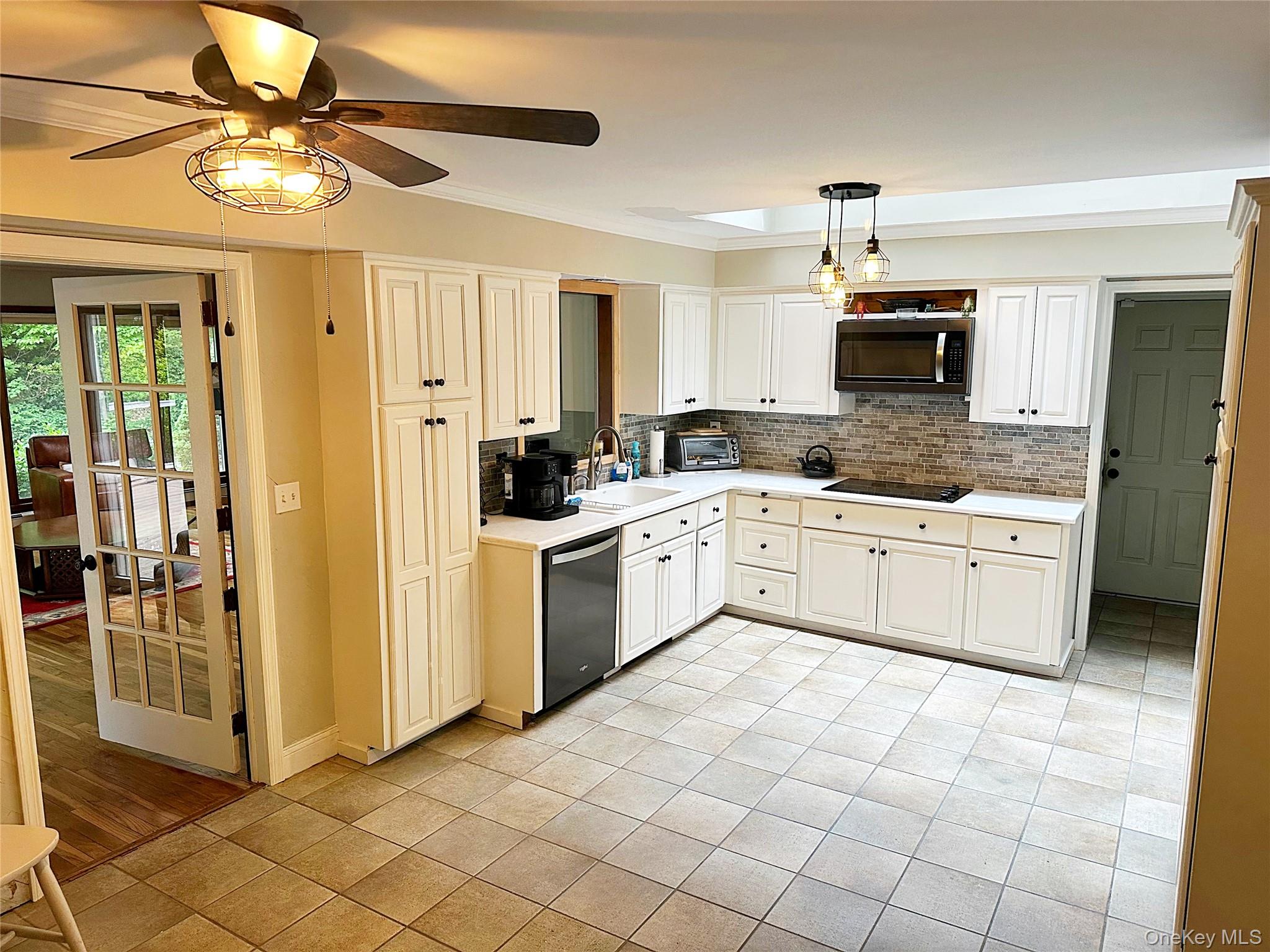 39 Cliff Road, Port Jefferson, NY 11777