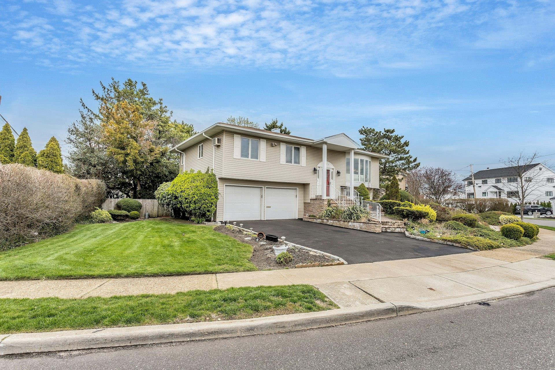 2959 Clubhouse Road, Merrick, NY 11566