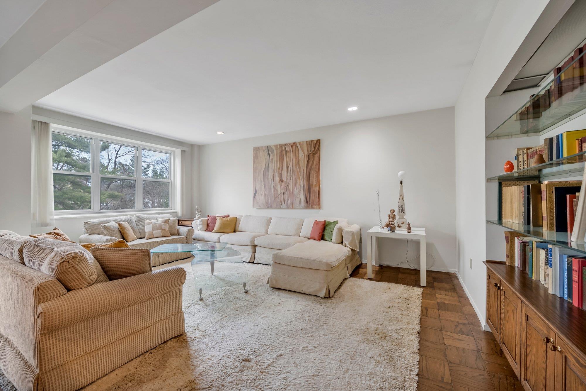 1 Kensington Gate # PH7, Great Neck, NY 11021