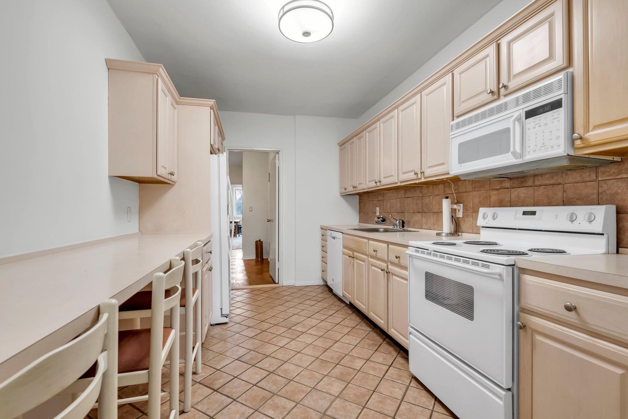 1 Kensington Gate # PH7, Great Neck, NY 11021