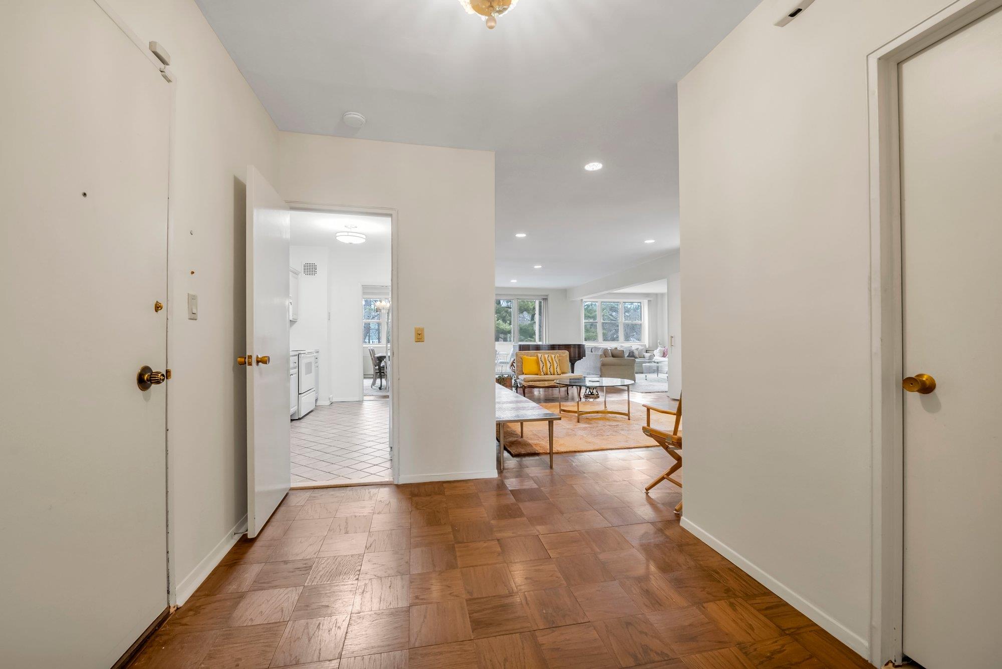 1 Kensington Gate # PH7, Great Neck, NY 11021