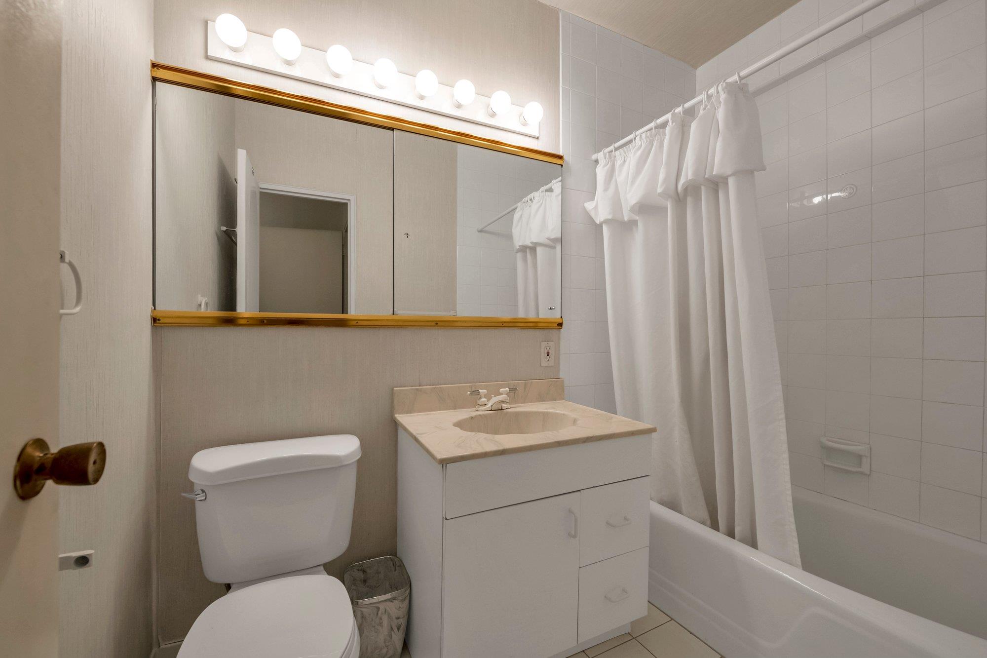 1 Kensington Gate # PH7, Great Neck, NY 11021