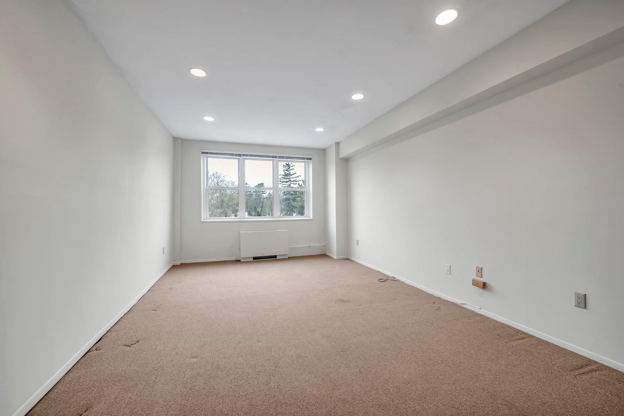 1 Kensington Gate # PH7, Great Neck, NY 11021