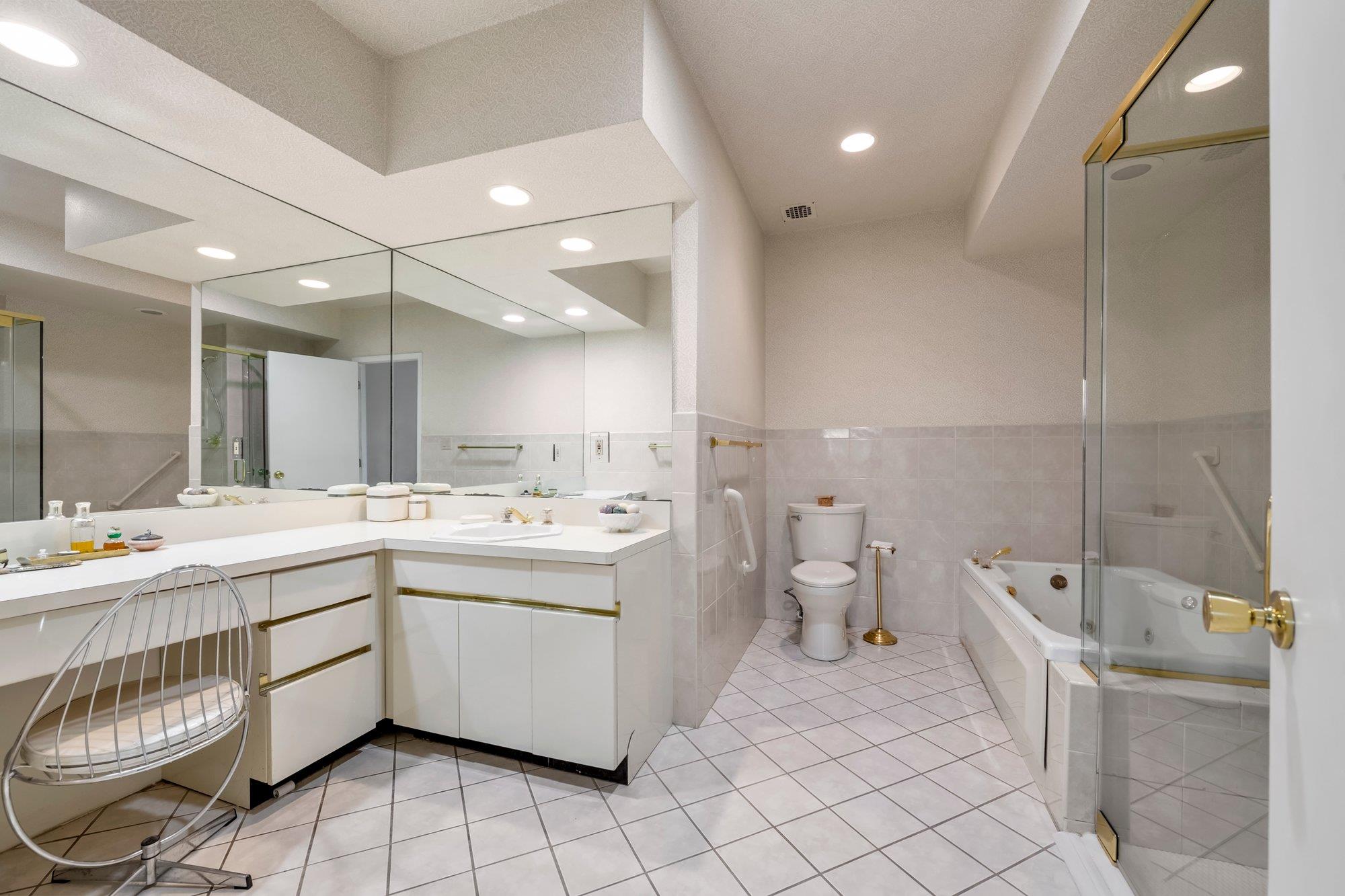 1 Kensington Gate # PH7, Great Neck, NY 11021